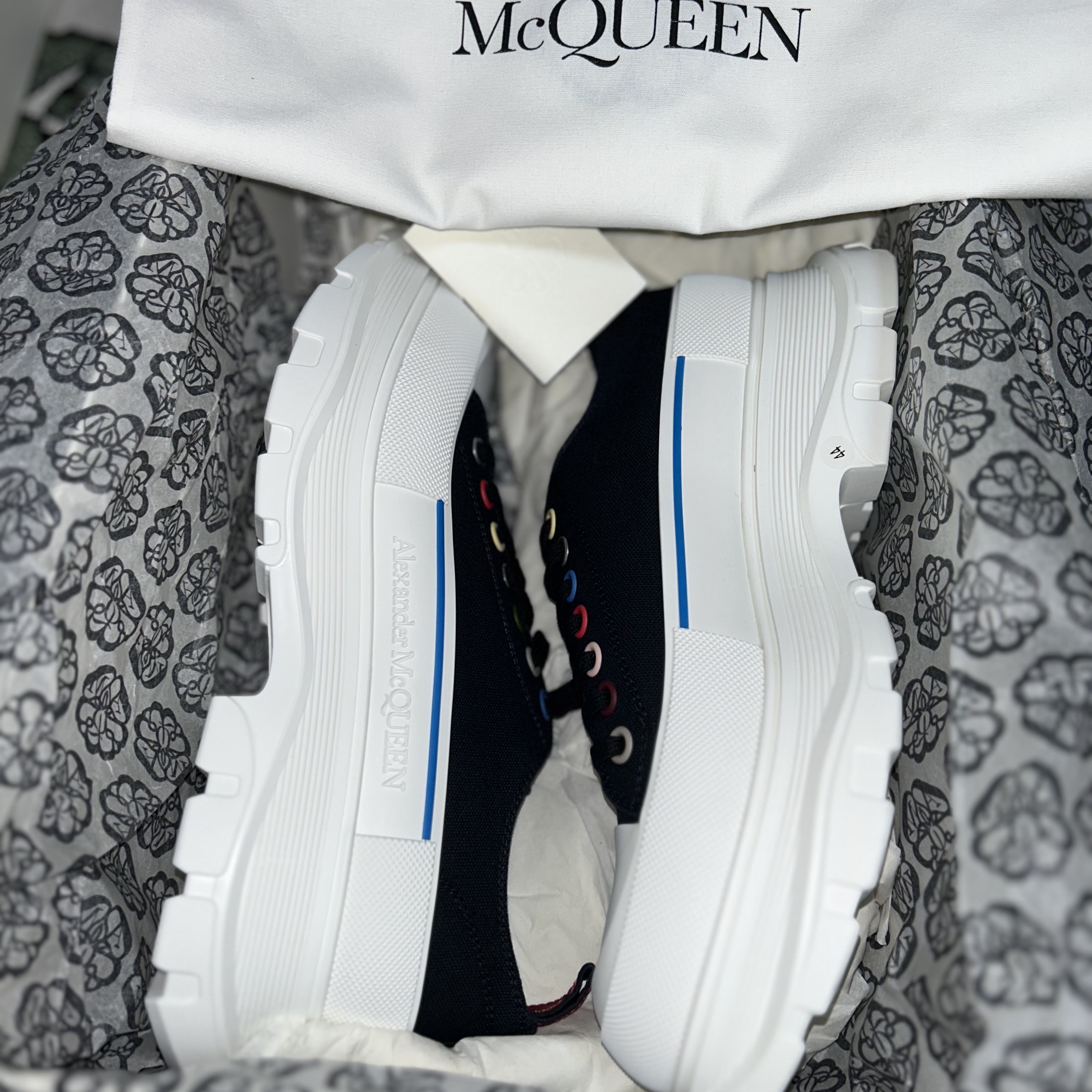Alexander McQueen Tread Slick Lace Up Black 착용 스타일 - 2