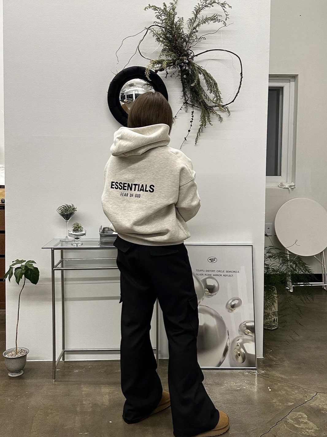(Kids) Essentials The Core Collection Hoodie Light Oatmeal 착용 스타일 - 1