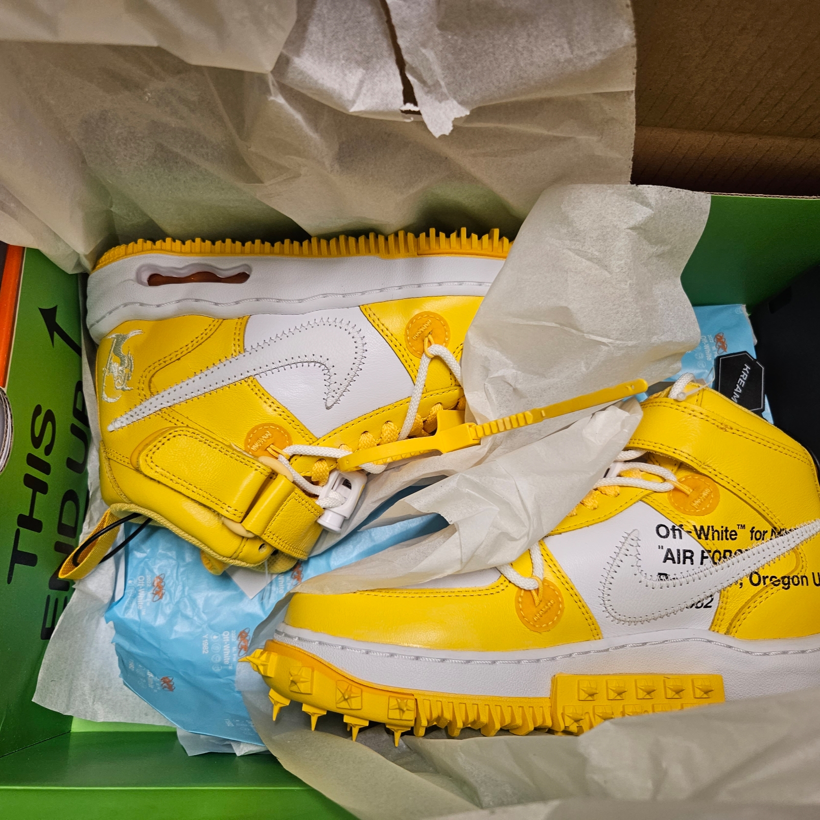 Nike x Off-White Air Force 1 Mid SP Leather Varsity Maize 착용 스타일 - 2