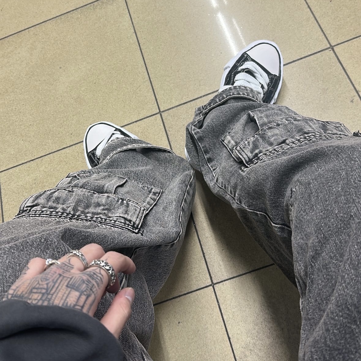 Zara Utility Cargo Jeans Black, Maison Mihara Yasuhiro Peterson OG Sole Canvas Low Sneakers Black 착용 스타일