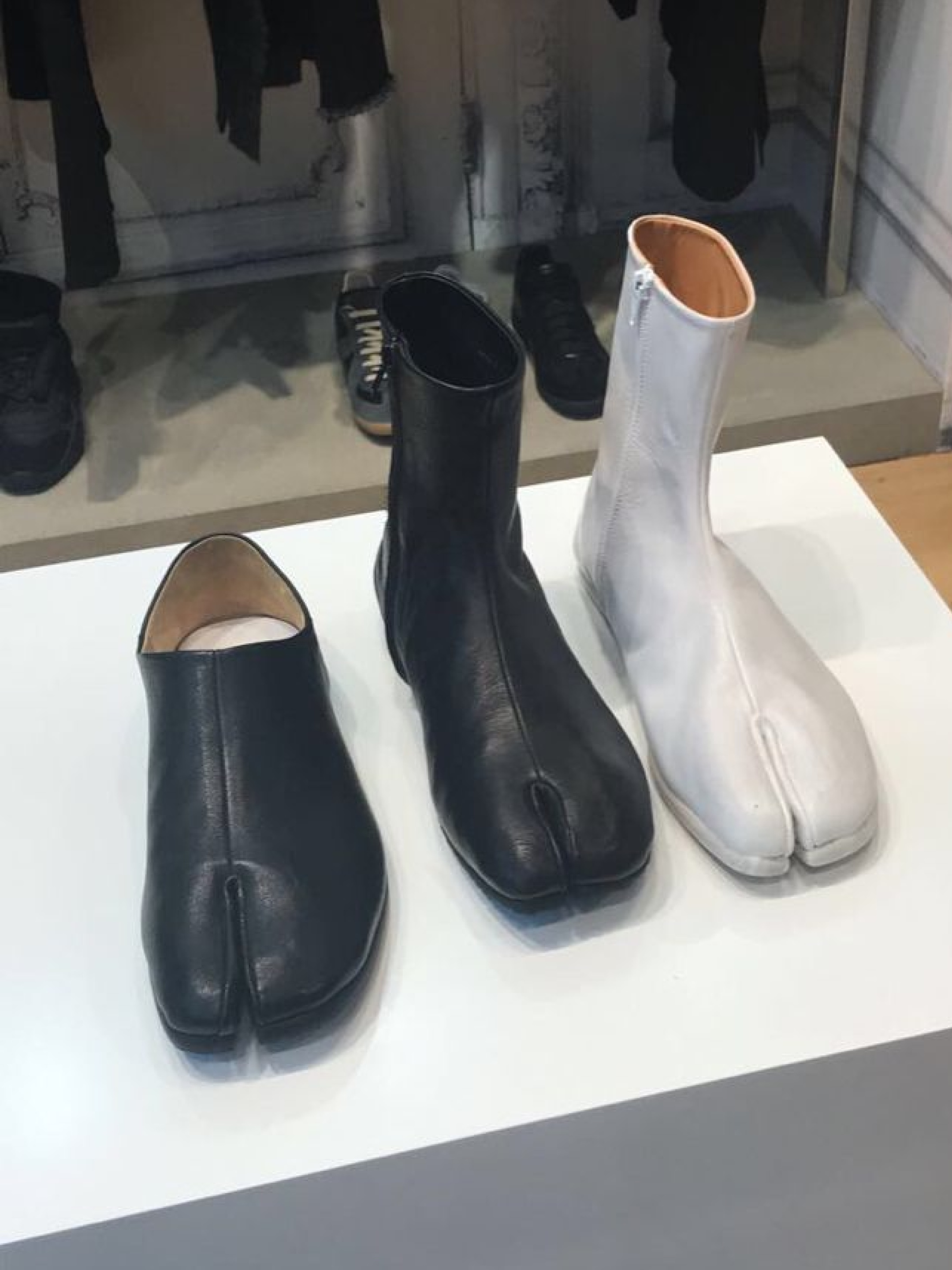 (W) Maison Margiela Tabi Ankle Boots Pale Blue, (W) Maison Margiela Tabi Ballerinas White 착용 스타일 - 4
