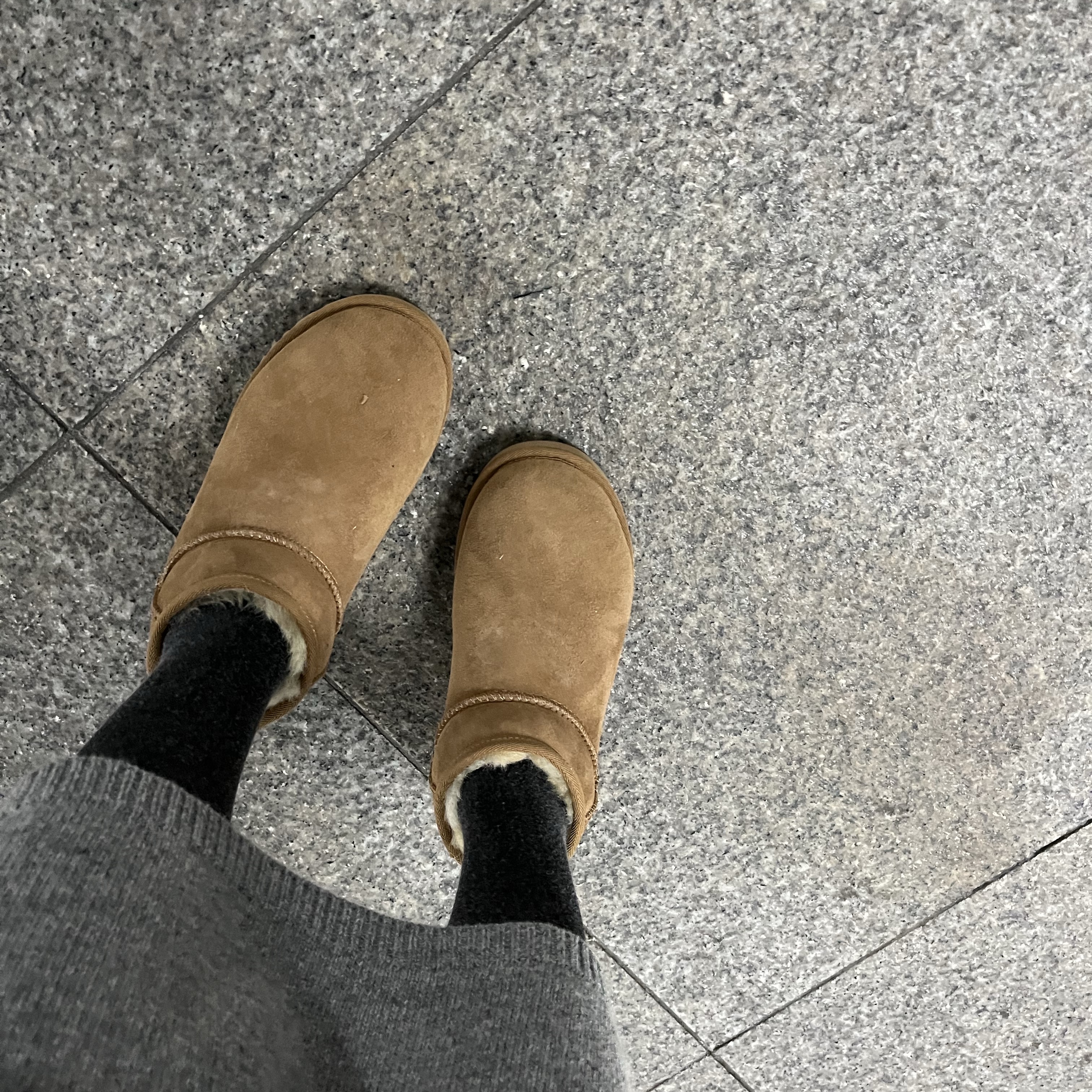 (W) UGG Classic Ultra Mini Boots Chestnut 착용 스타일
