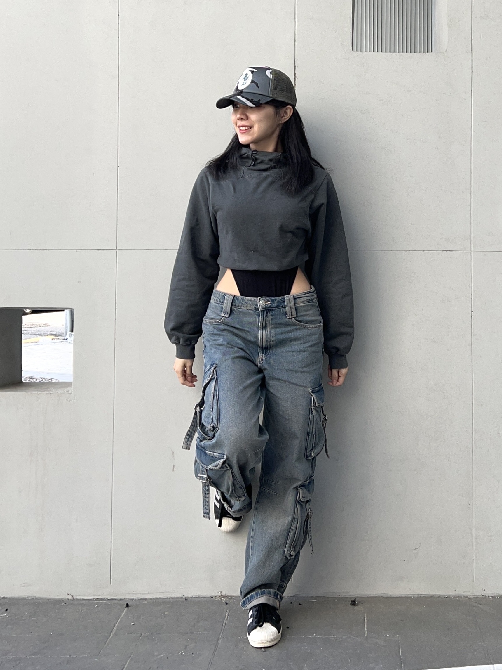 Adidas Superstar 82 FI Core Black, (W) Mischief Side Button Up Crop Hoodie Washed Charcoal 착용 스타일 - 2