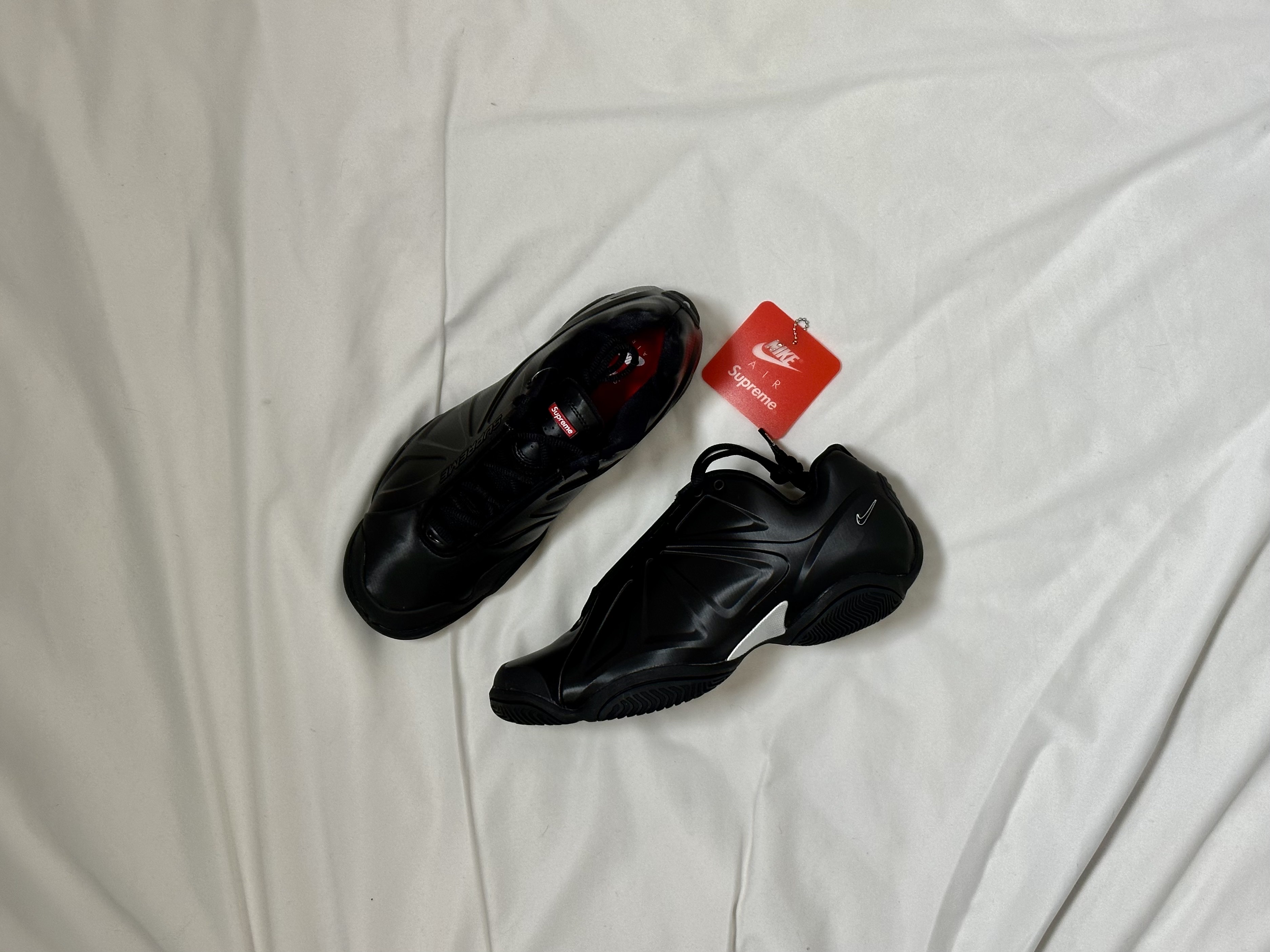 Nike x Supreme Air Zoom Courtposite SP Black Metallic Silver 착용 스타일 - 1
