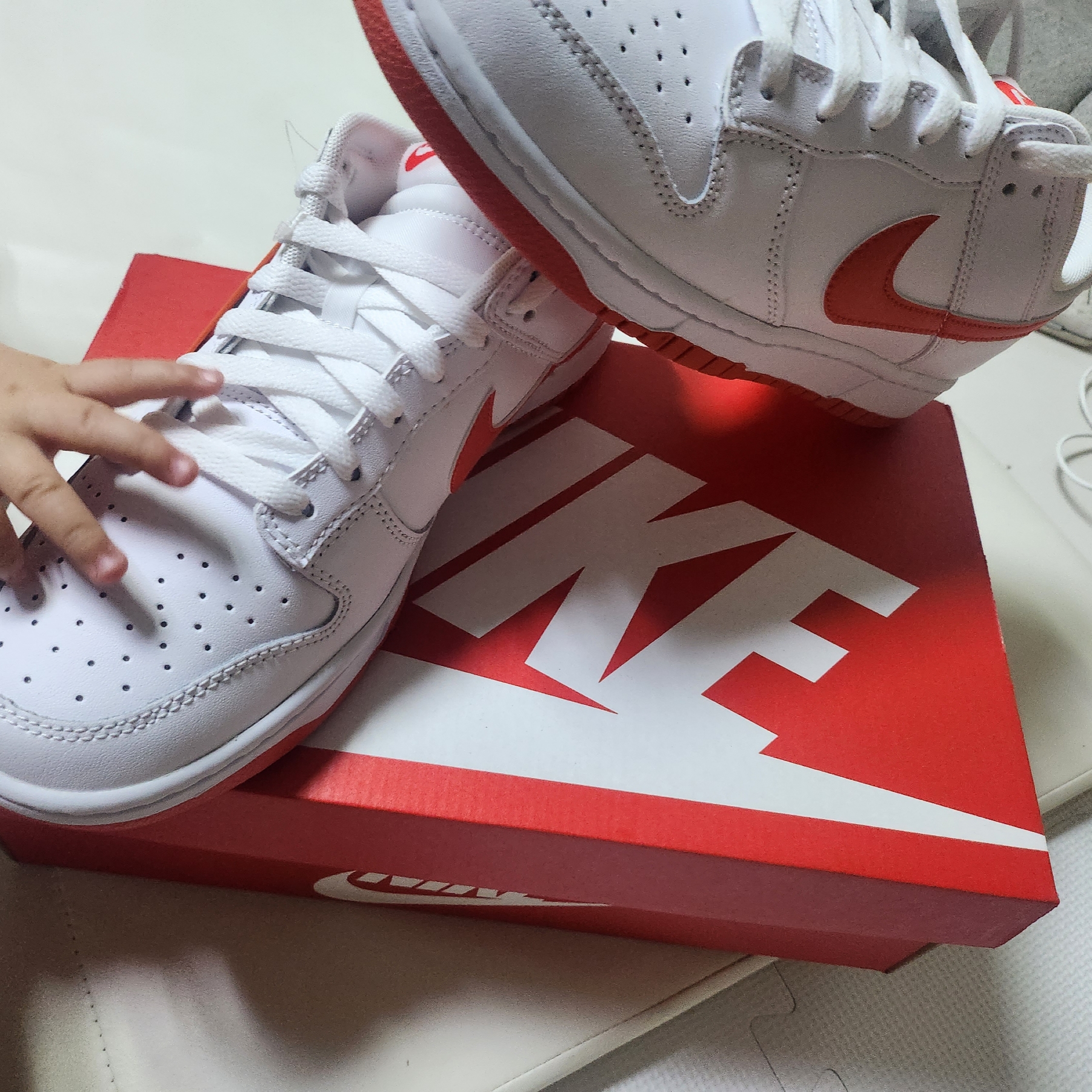 Nike Dunk Low Retro White Picante Red 착용 스타일 - 2