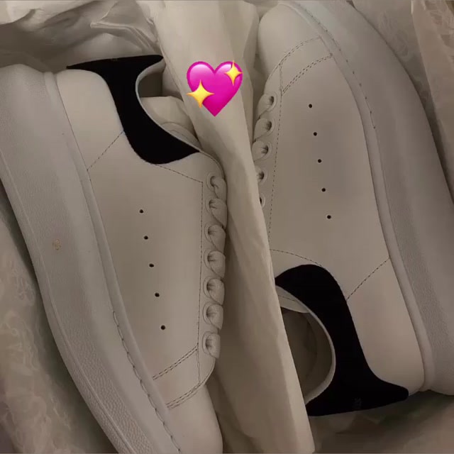 (W) Alexander McQueen Oversized Sneakers White Black 착용 스타일 - 1