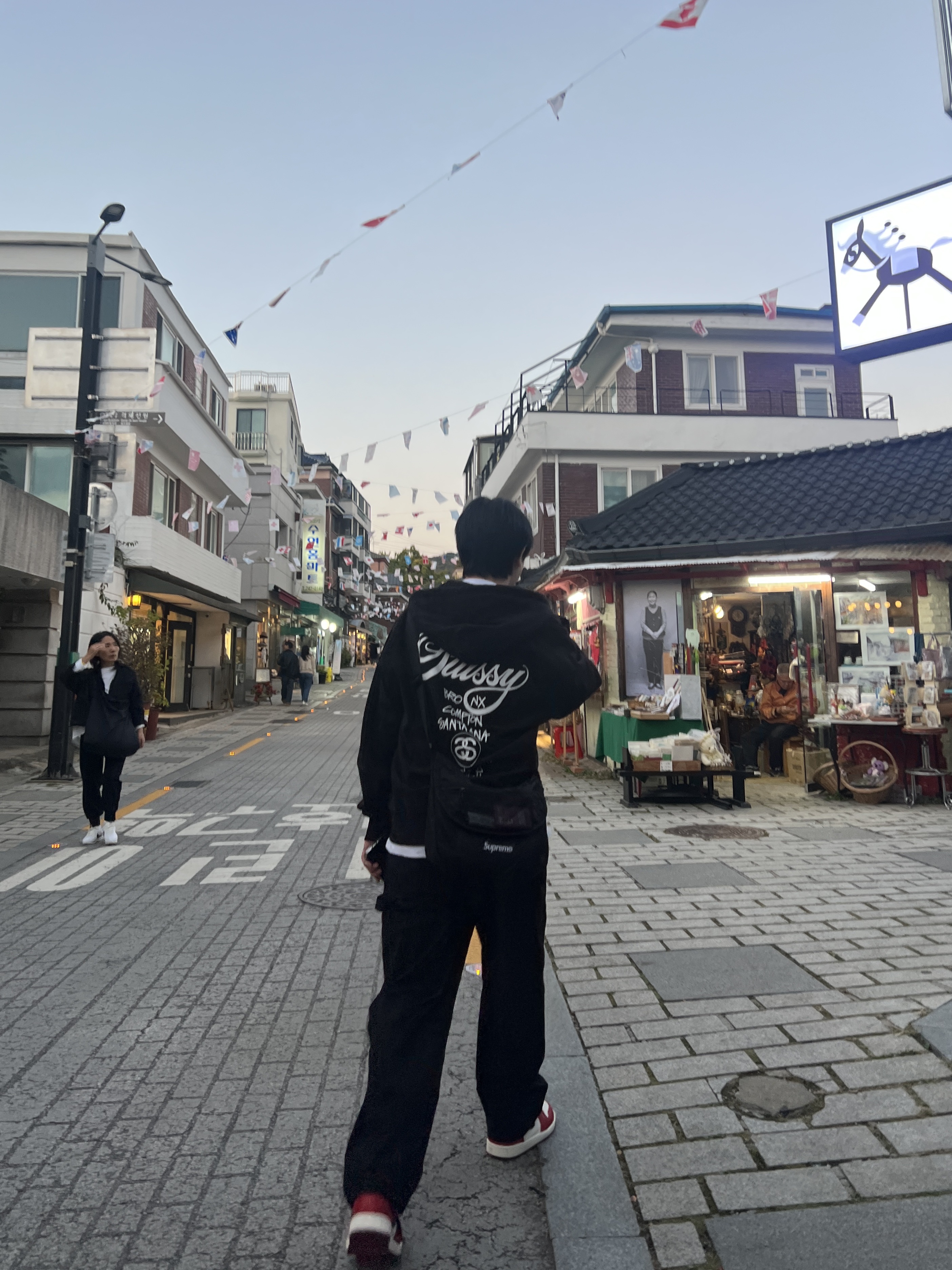 Stussy World Tour Zip Hoodie Black 2023, Jordan 1 Retro High OG Chicago 2022 착용 스타일