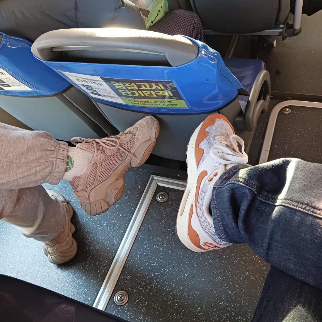 Nike x Patta Air Max 1 Monarch, Adidas Yeezy 500 Taupe Light 착용 스타일