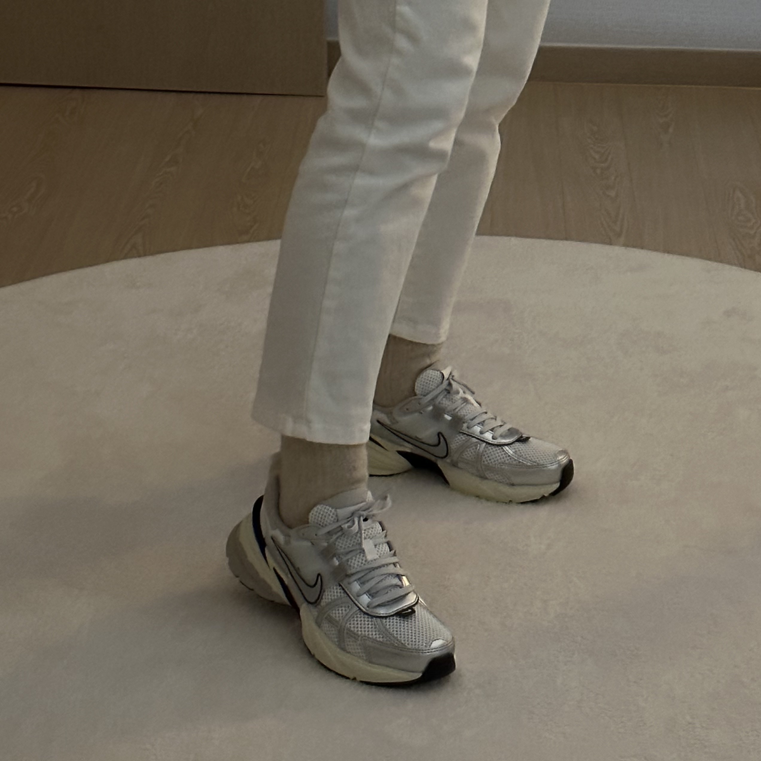 Nike V2K Run Summit White Metallic Silver 착용 스타일