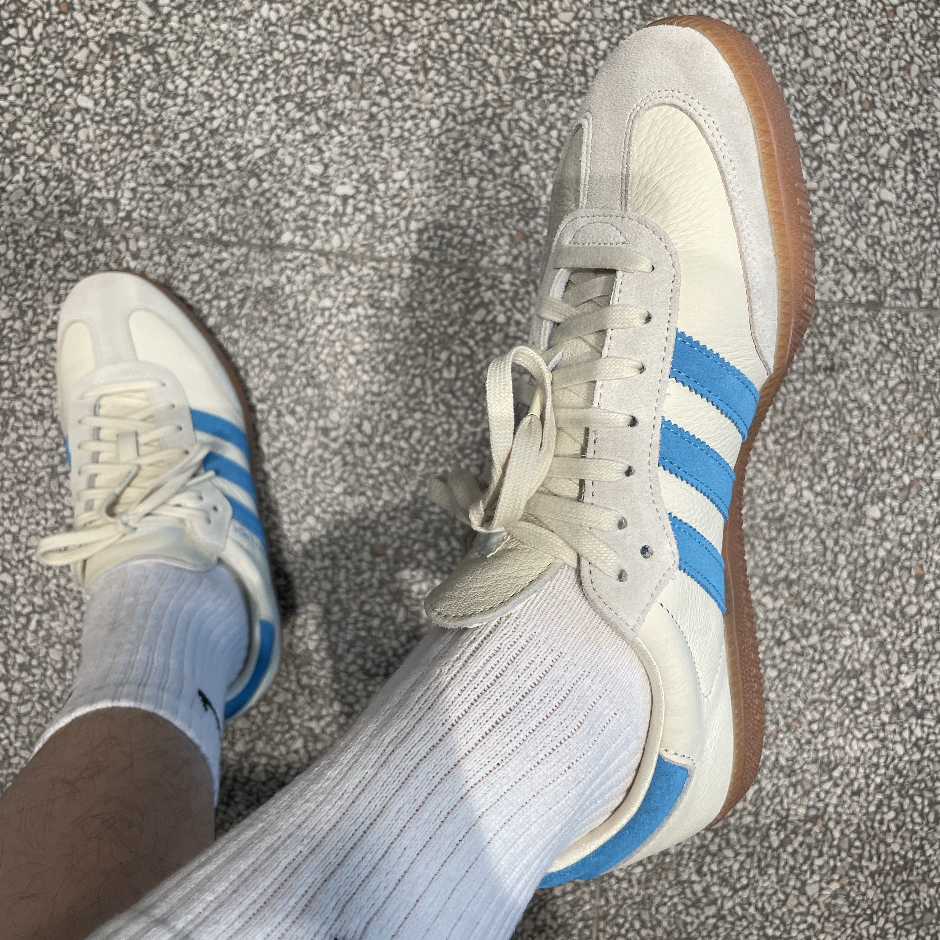 Adidas x Sporty & Rich Samba Cream Blue 착용 스타일 - 3