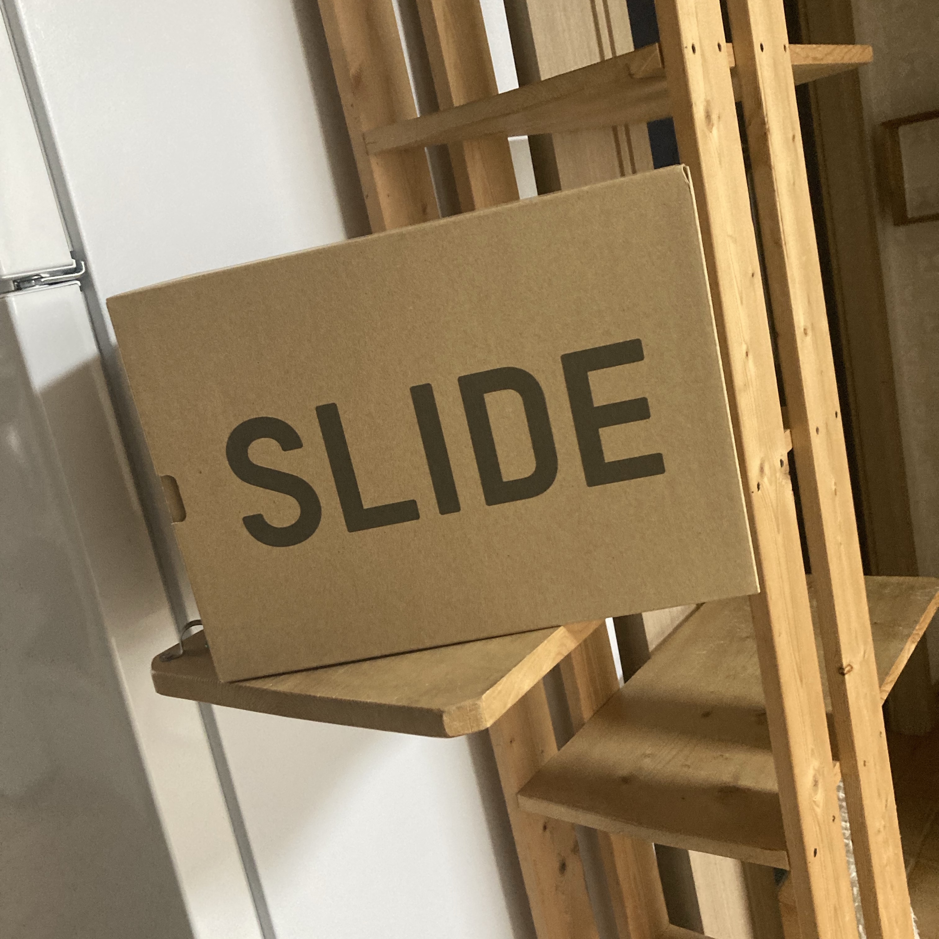 Adidas Yeezy Slide Slate Marine 착용 스타일 - 1