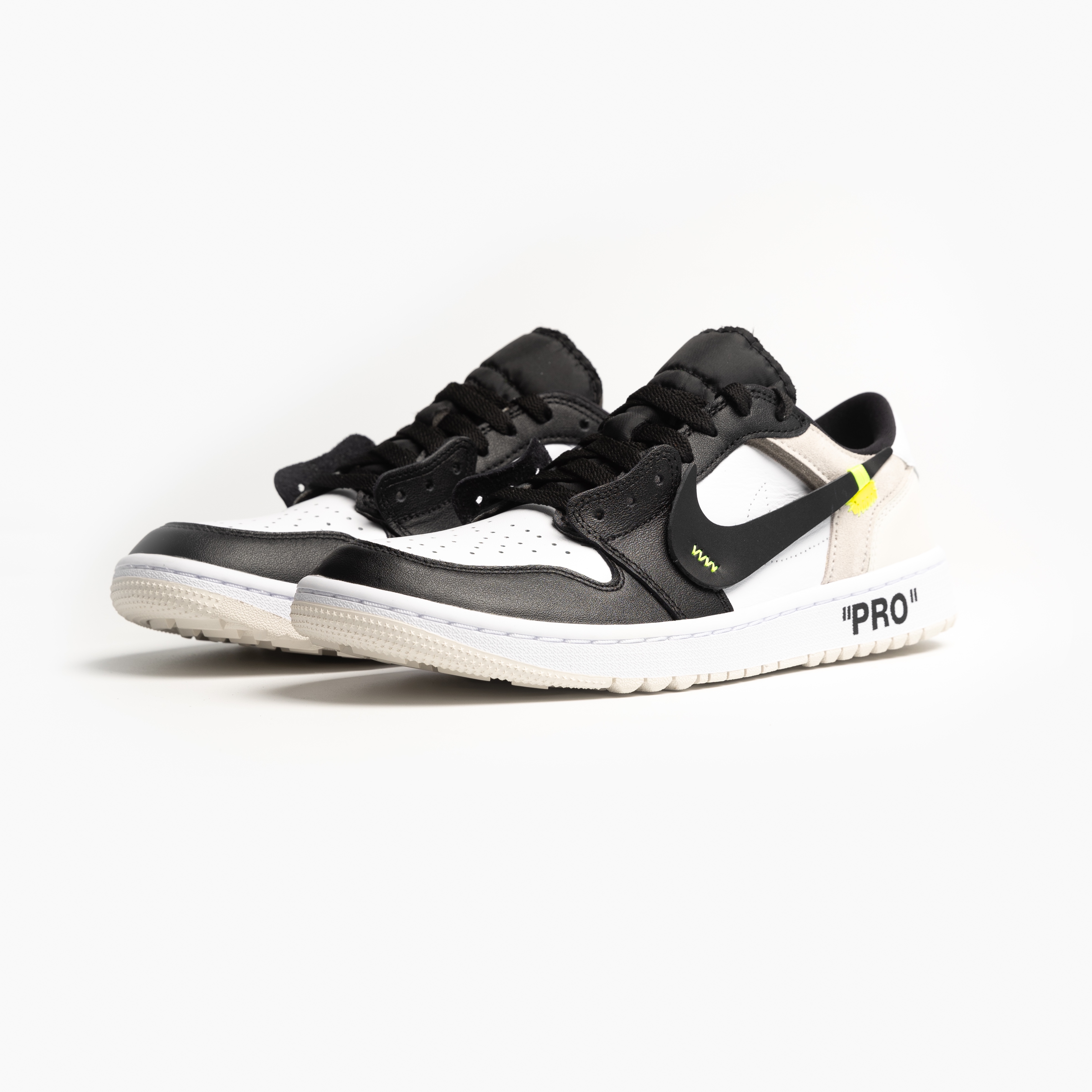 Jordan 1 Low Golf Black White and Volt 착용 스타일 - 5