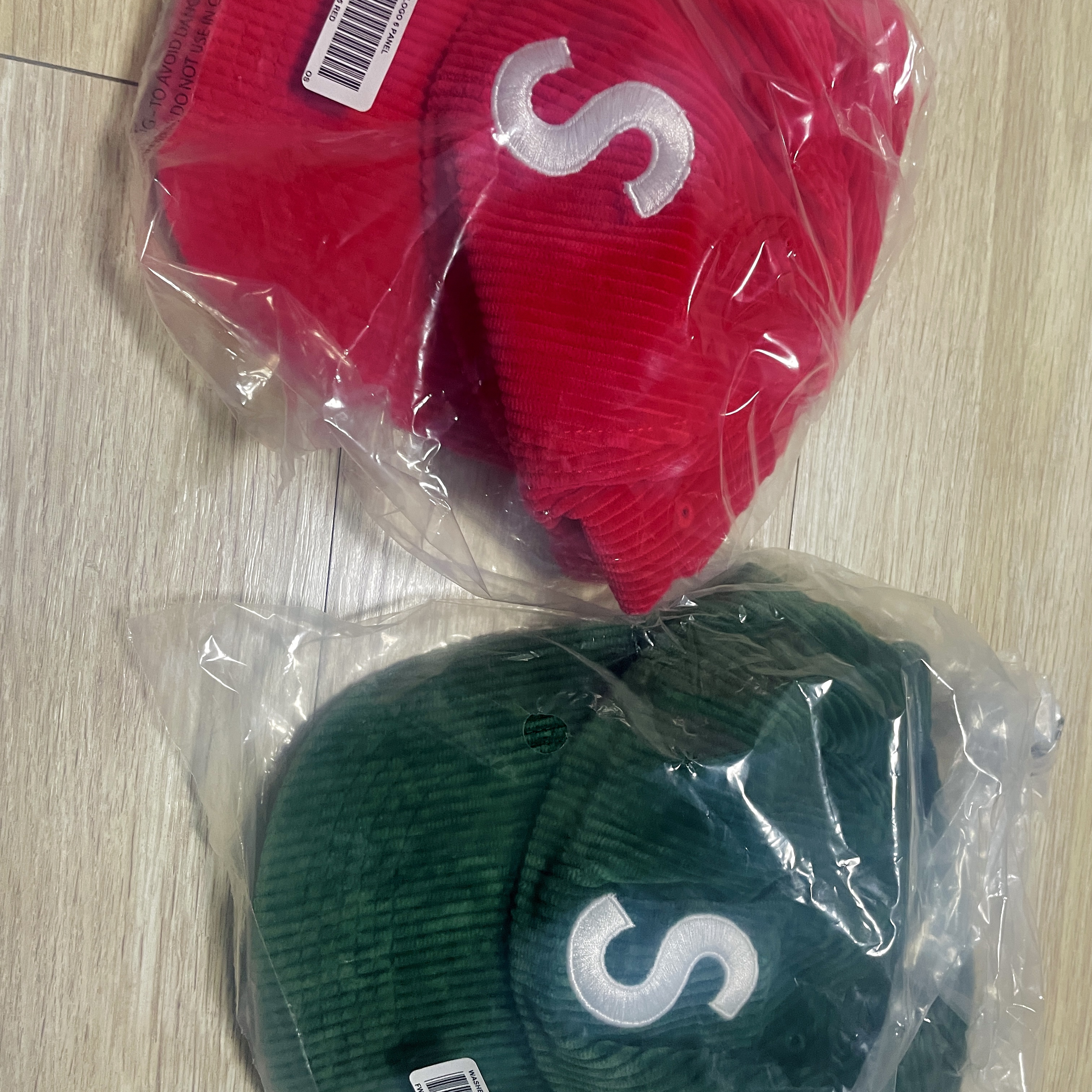 Supreme Corduroy S Logo 6-Panel Green - 23FW, Supreme Corduroy S Logo 6-Panel Red - 23FW 착용 스타일 - 1