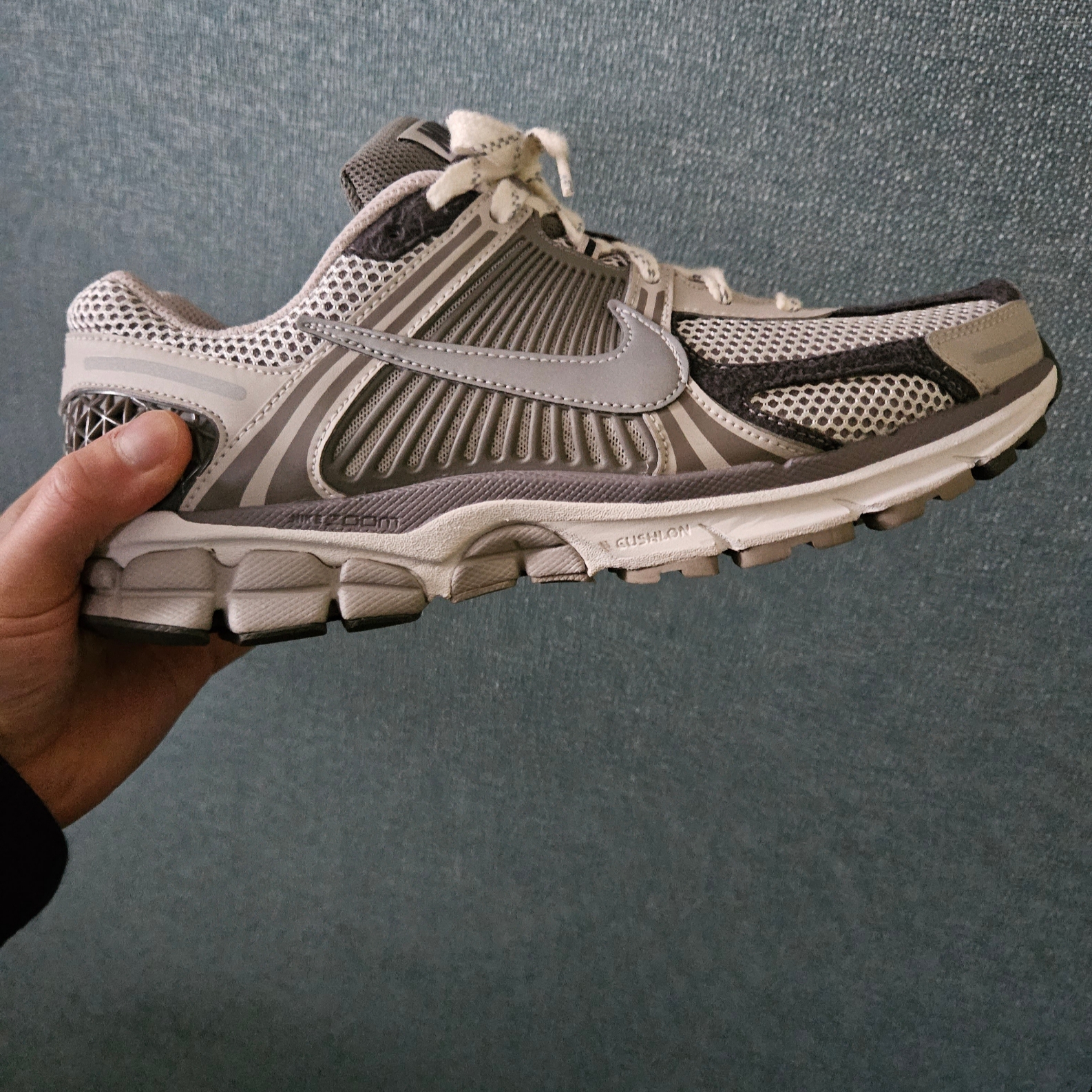 Nike Zoom Vomero 5 PRM Light Iron Ore and Flat Fewter 착용 스타일