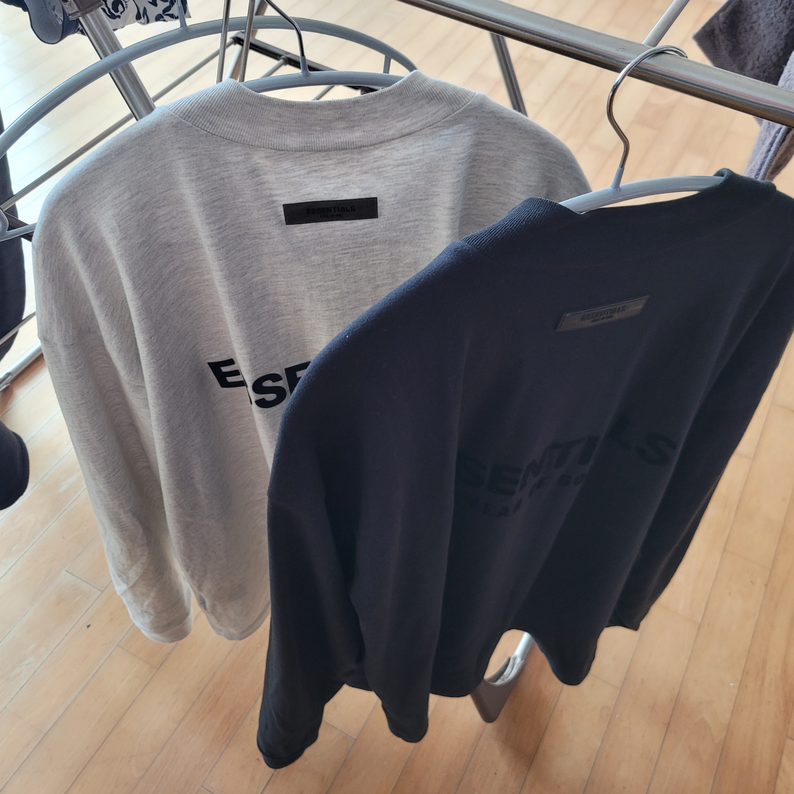 Essentials The Core Collection Long Sleeve T-Shirt Light Oatmeal, Essentials The Core Collection Long Sleeve T-Shirt Stretch Limo 착용 스타일