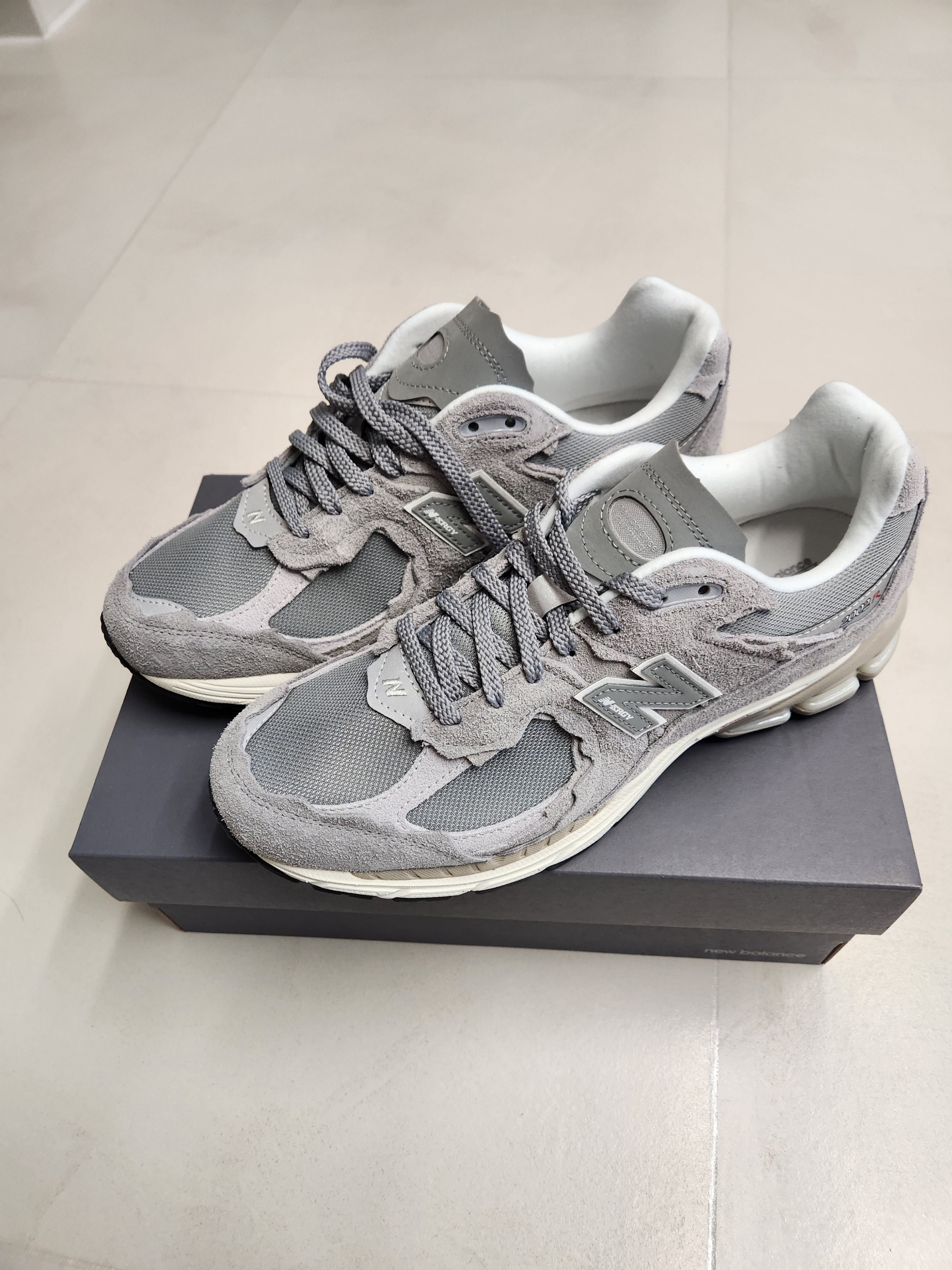 New Balance 2002R Protection Pack Grey 착용 스타일
