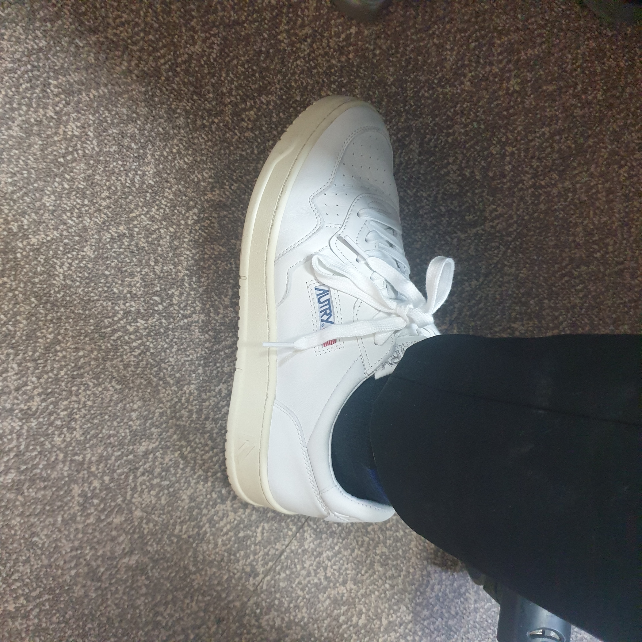Autry Medalist Low Goatskin Sneakers White 착용 스타일