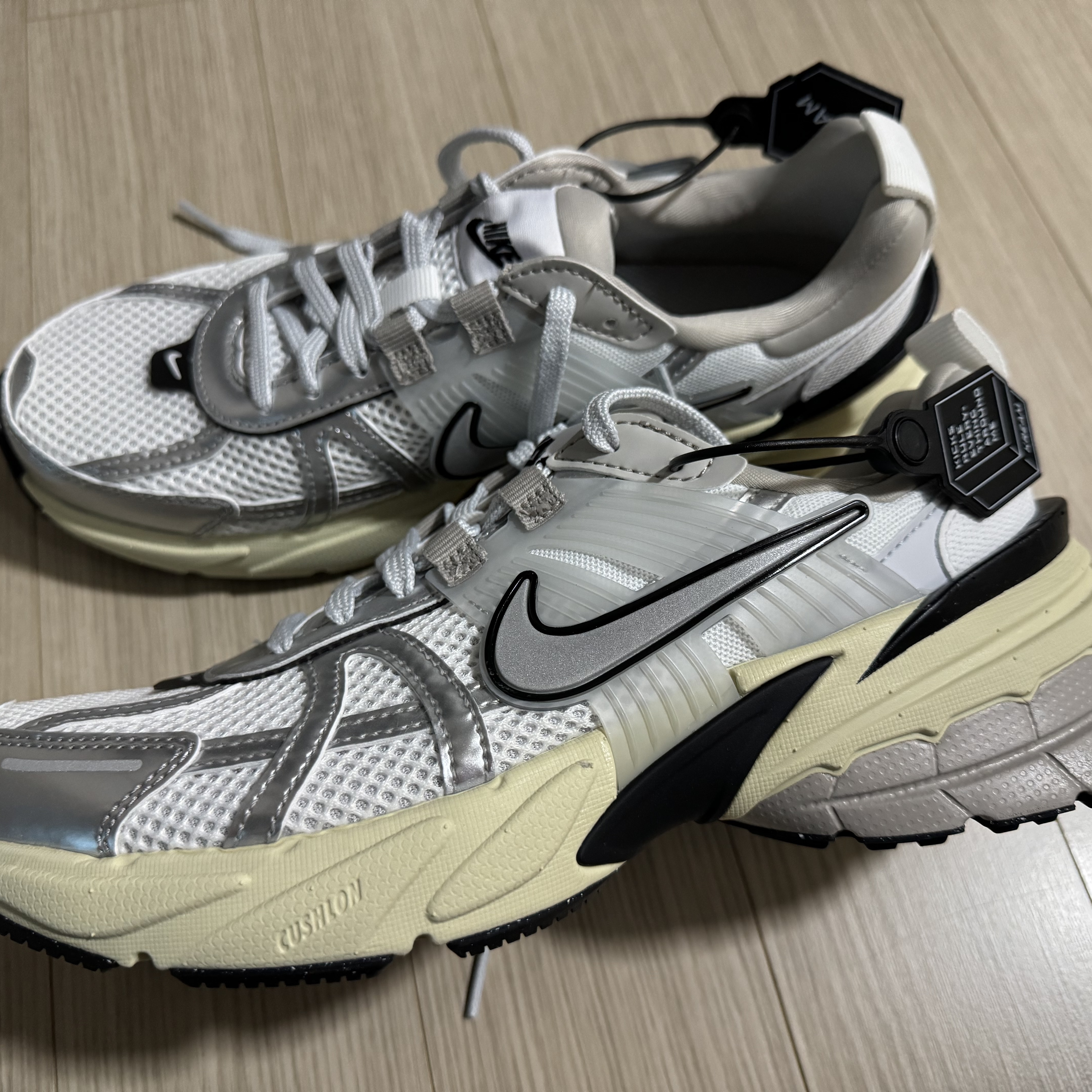 Nike V2K Run Summit White Metallic Silver 착용 스타일