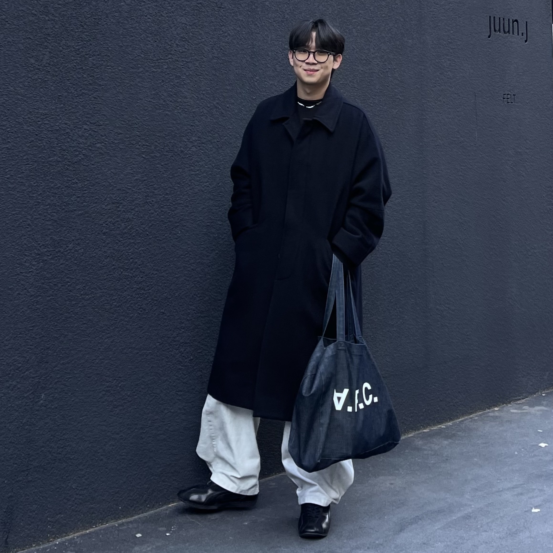 A.P.C. Daniela Shopping Bag Indigo 착용 스타일