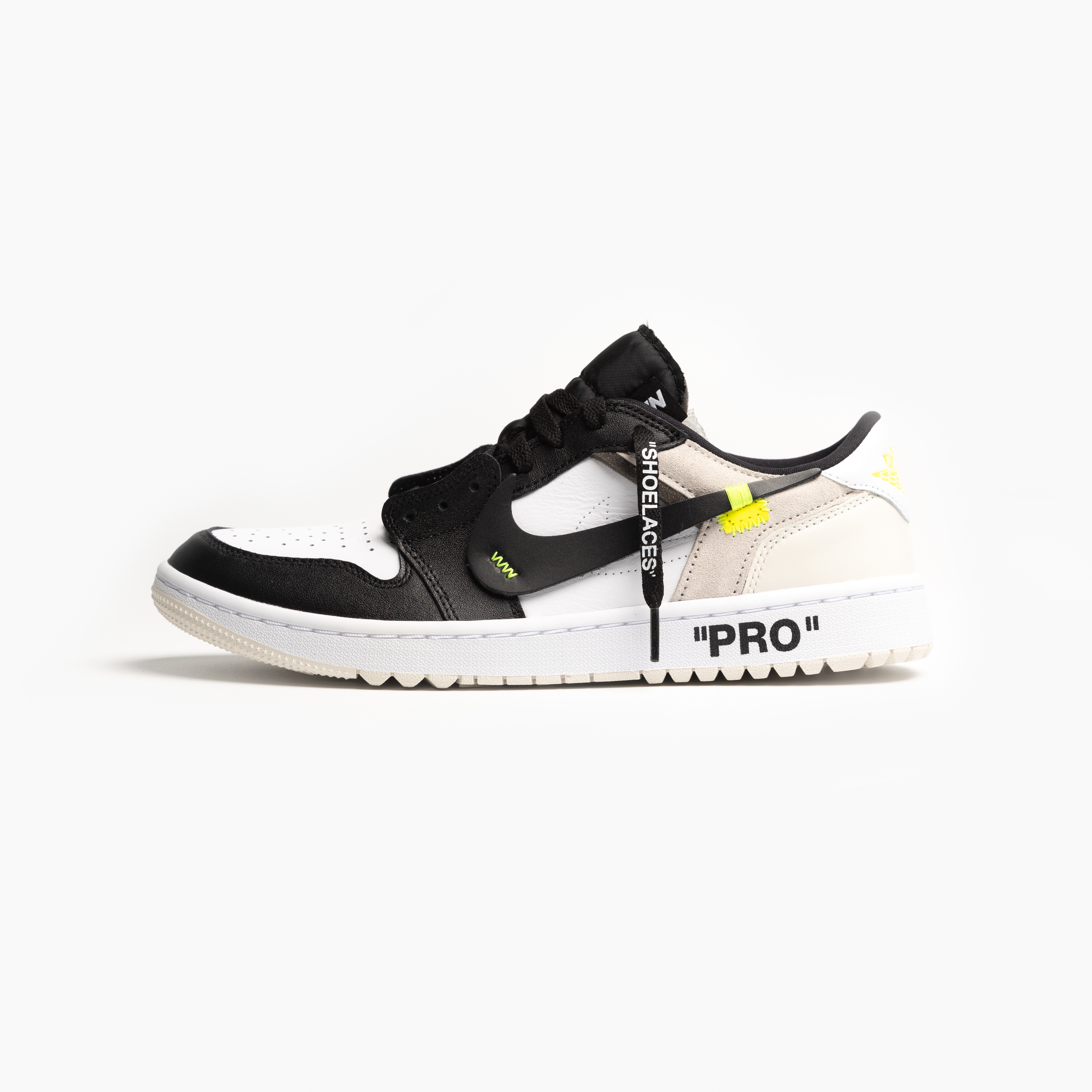 Jordan 1 Low Golf Black White and Volt 착용 스타일 - 1