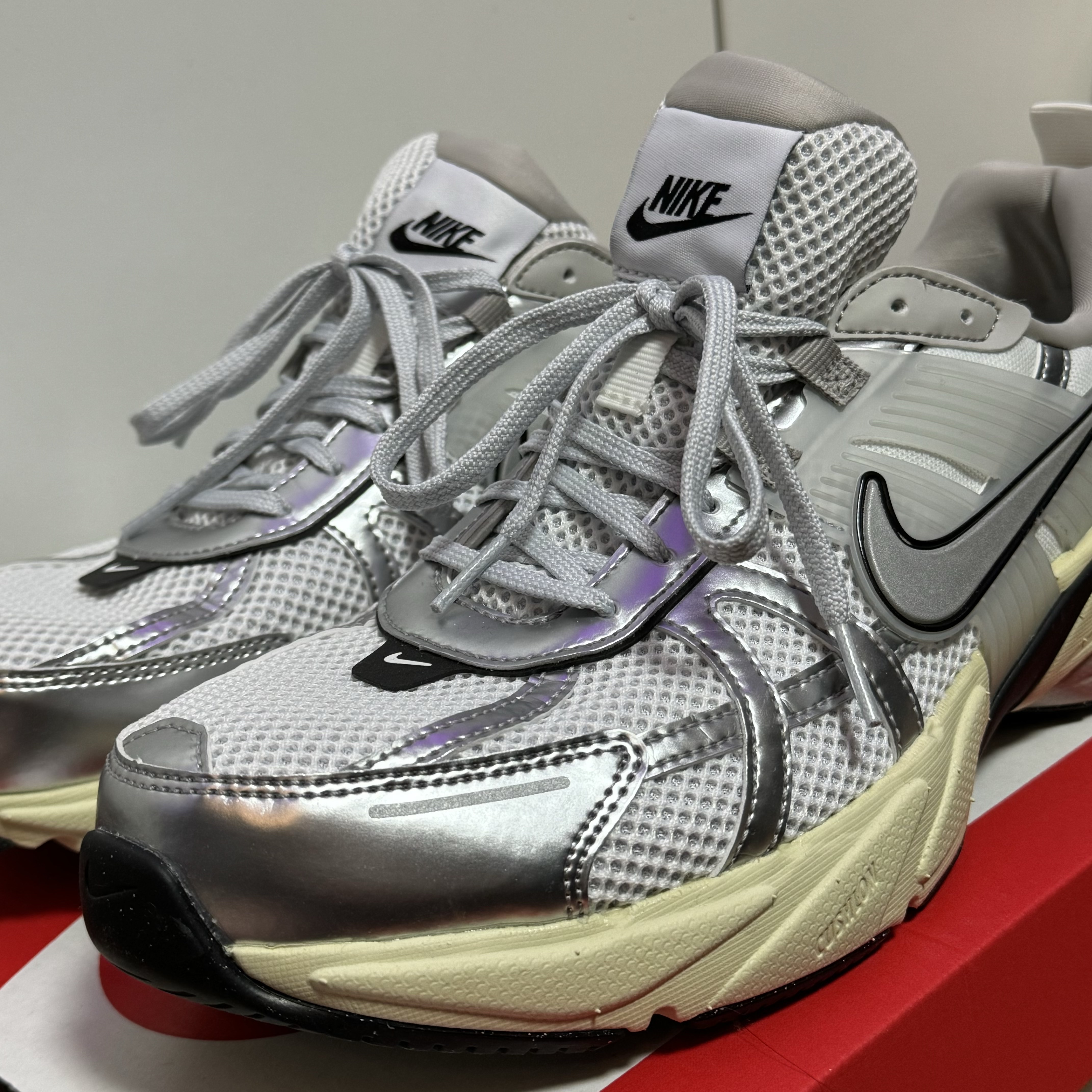 Nike V2K Run Summit White Metallic Silver 착용 스타일 - 3