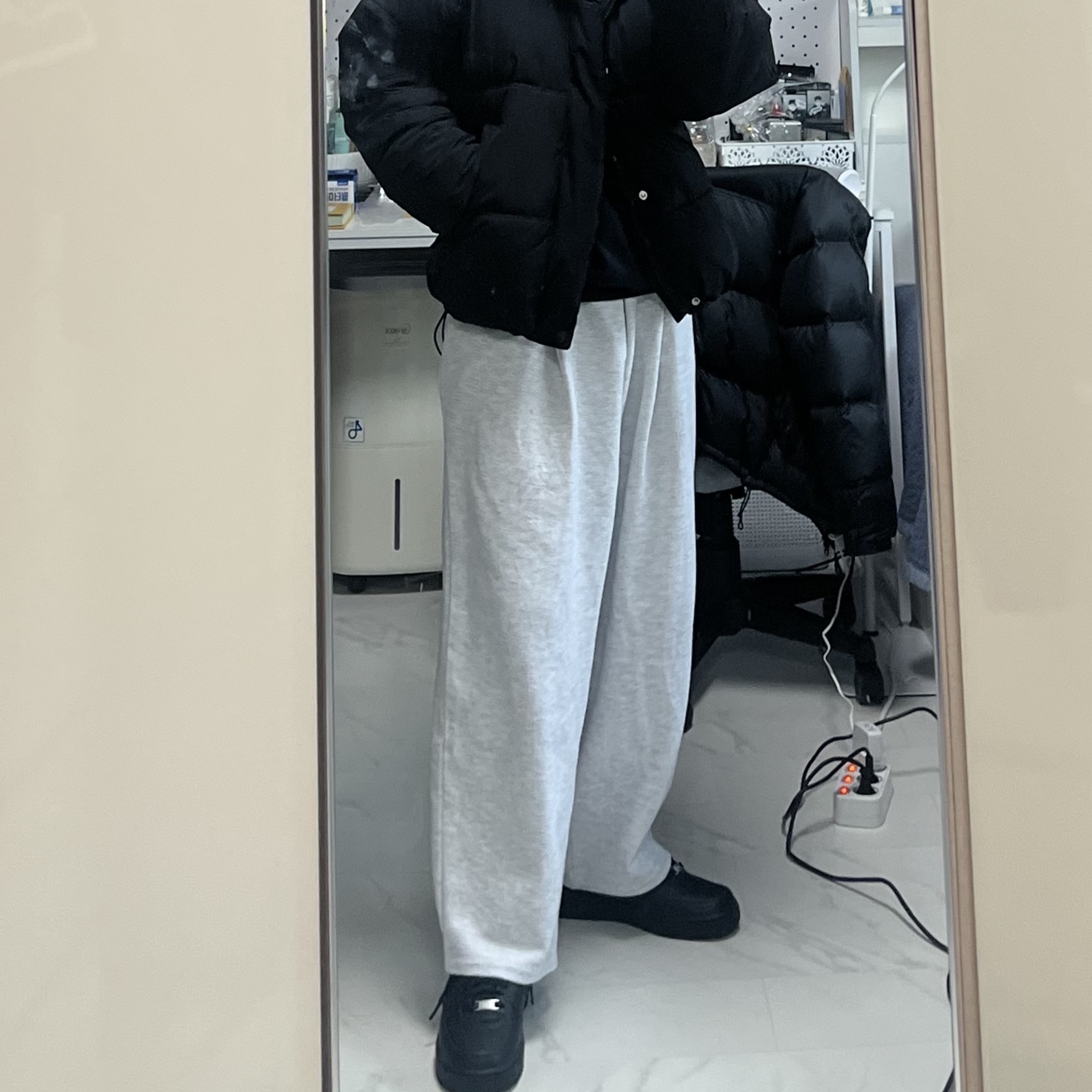 Nike Air Force 1 '07 Low Triple Black 착용 스타일 - 1