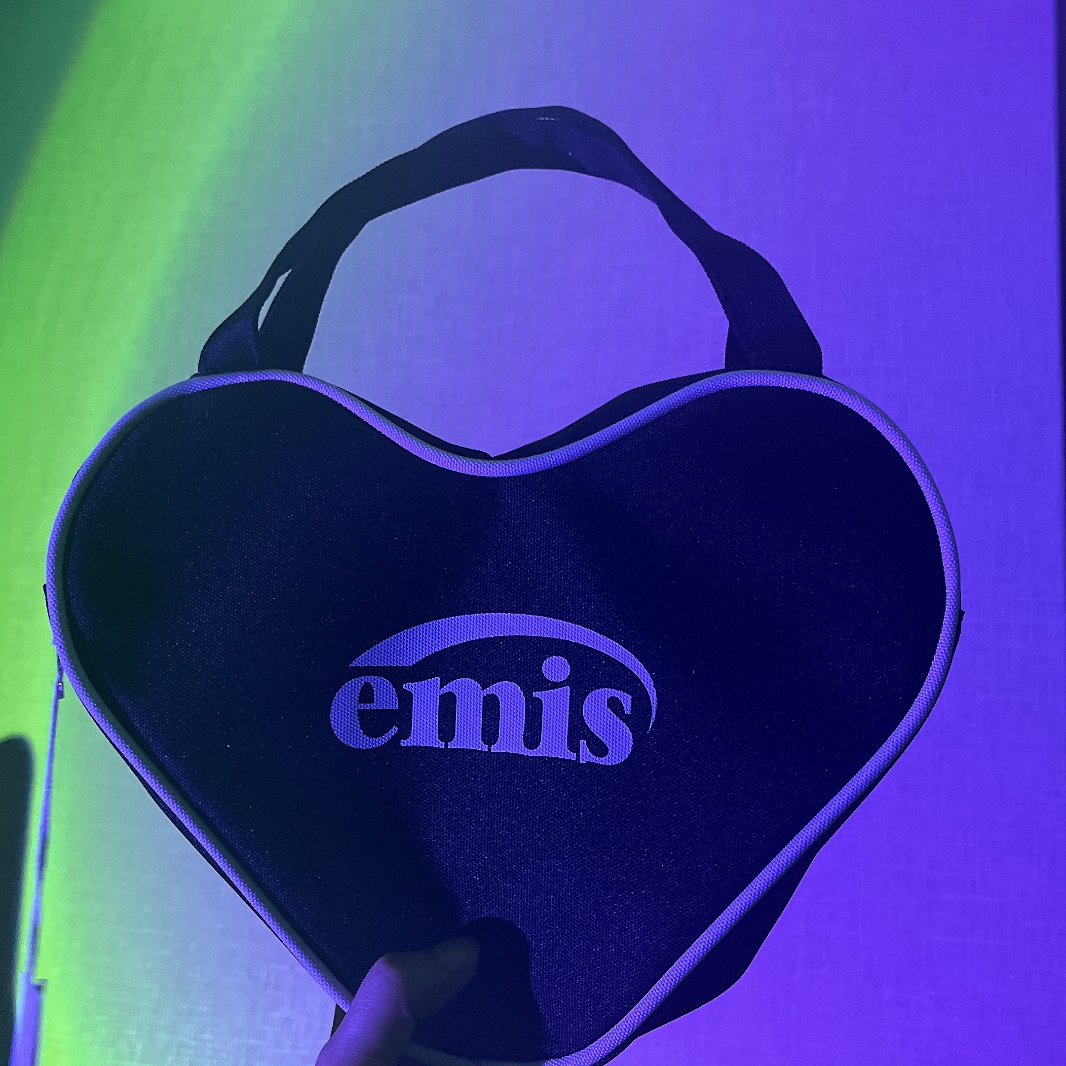 Emis Heart Tote Bag Black 착용 스타일