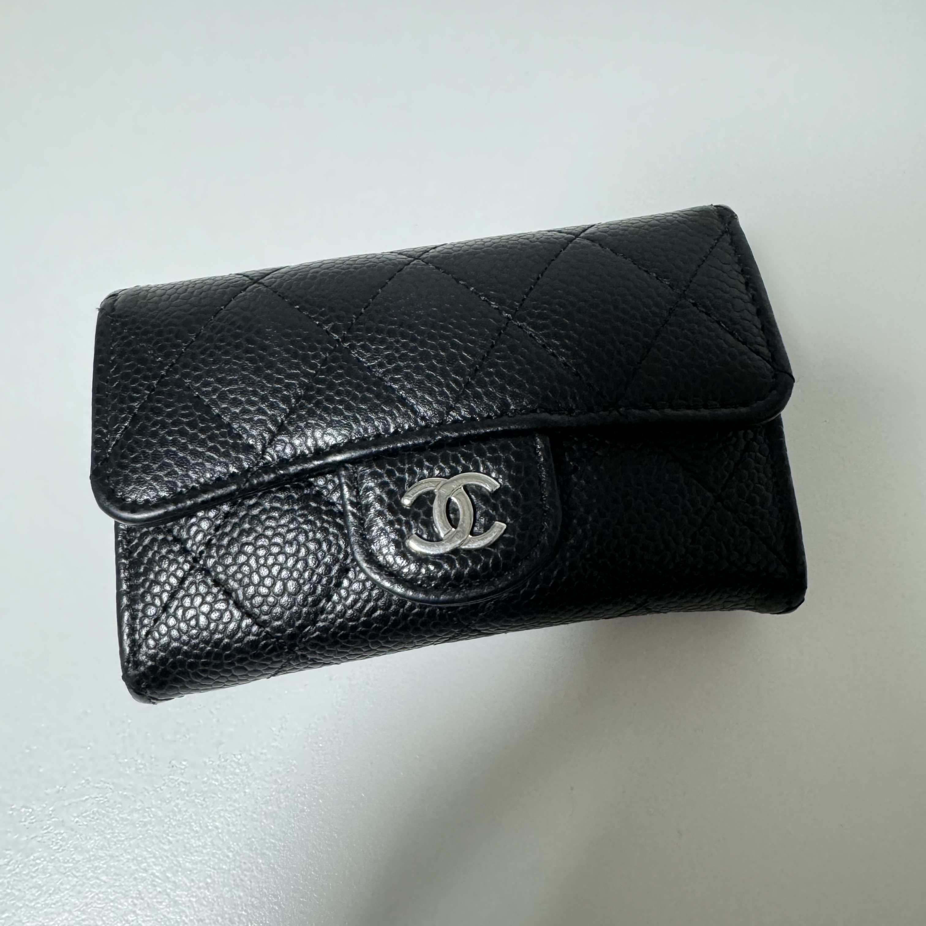Chanel Classic Card Holder Grained Calfskin & Silver Black 착용 스타일