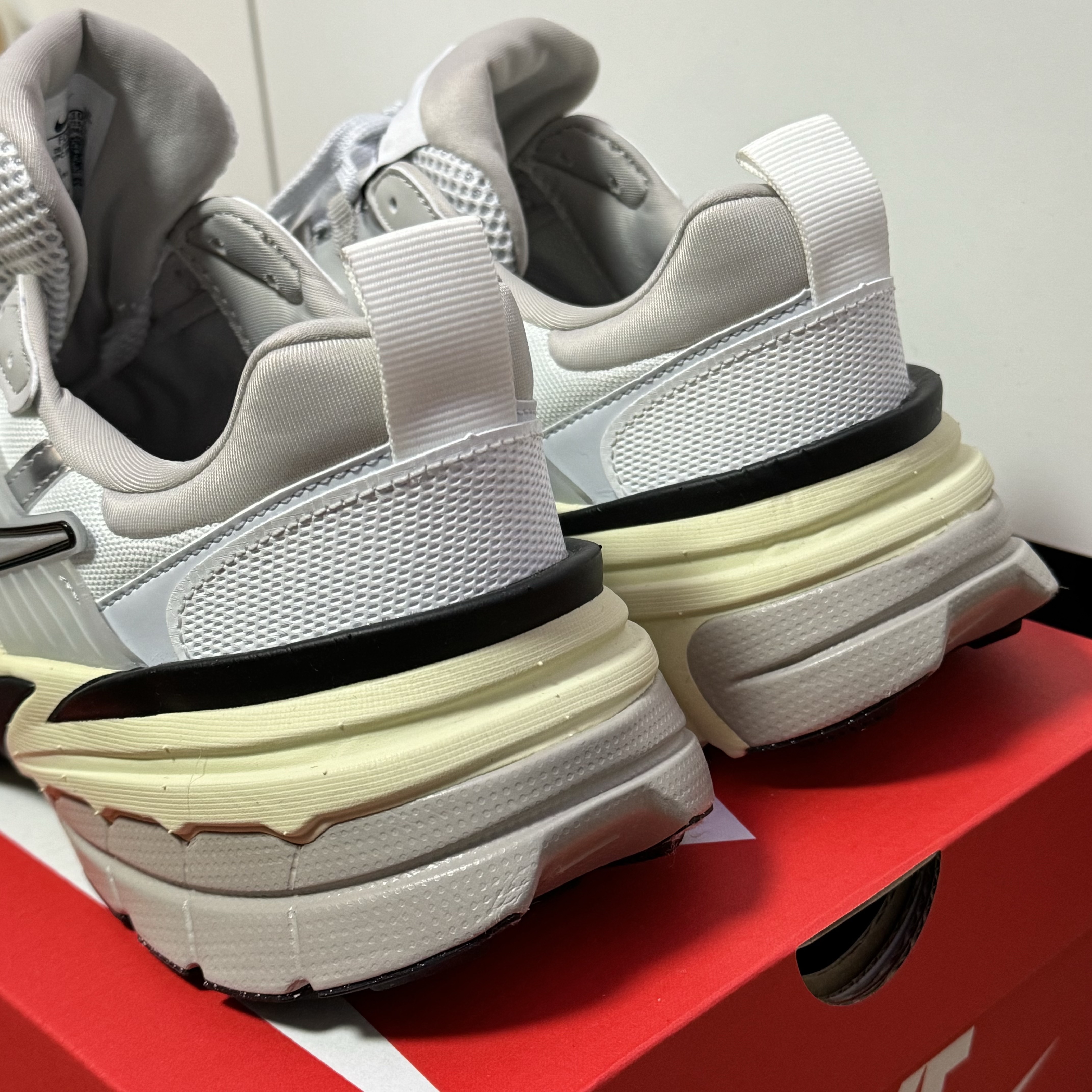 Nike V2K Run Summit White Metallic Silver 착용 스타일 - 2
