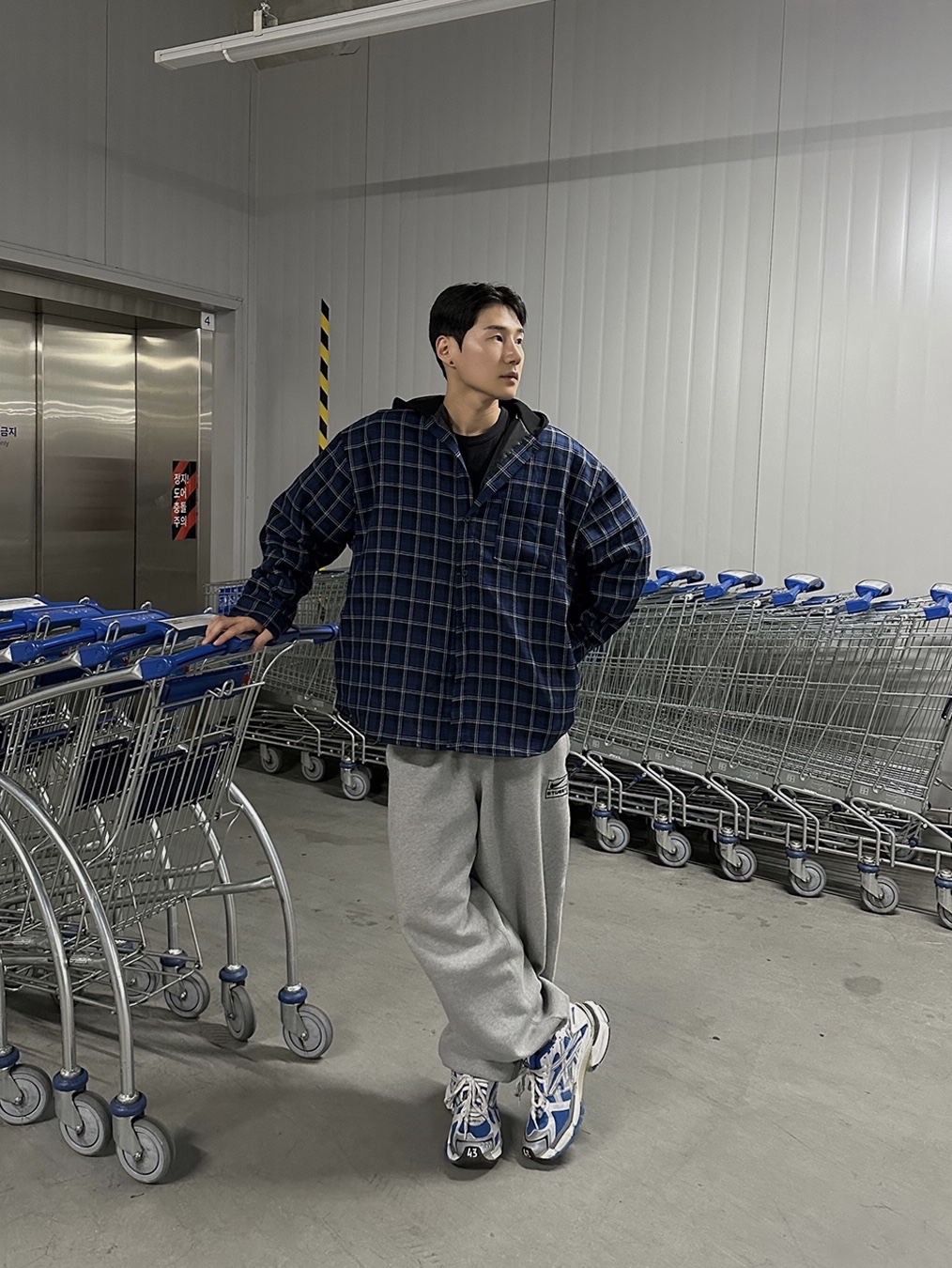 Nike x Stussy NRG Fleece Pants Dark Grey Heather (DO9340-063), Nike x Stussy NRG RA Fleece Pants Dark Grey Heather (DJ9490-063) 착용 스타일 - 1