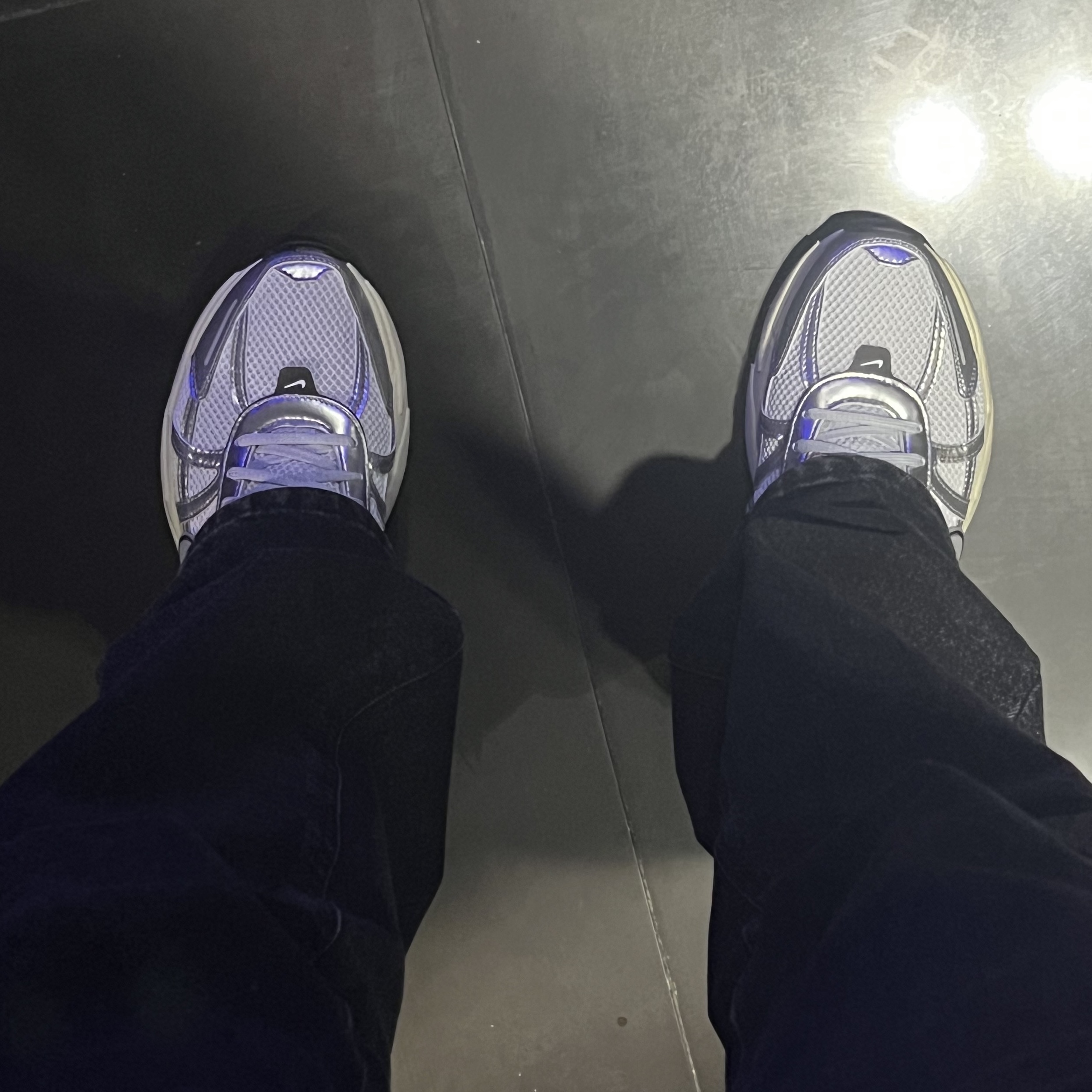 Nike V2K Run Summit White Metallic Silver 착용 스타일