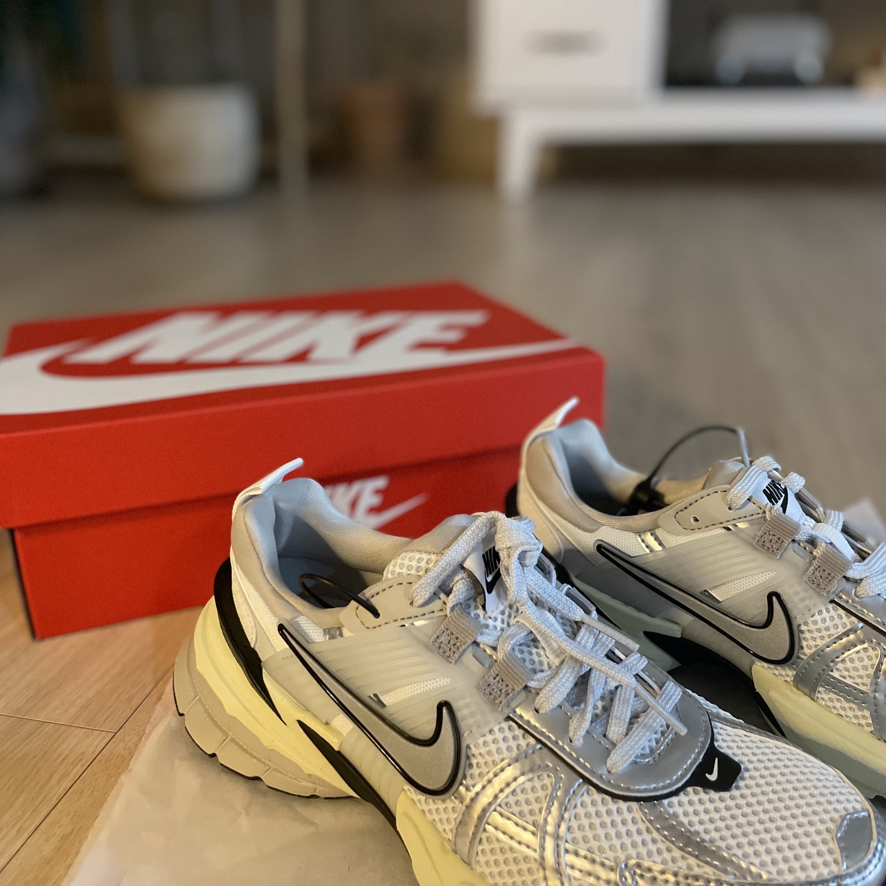 Nike V2K Run Summit White Metallic Silver 착용 스타일 - 2