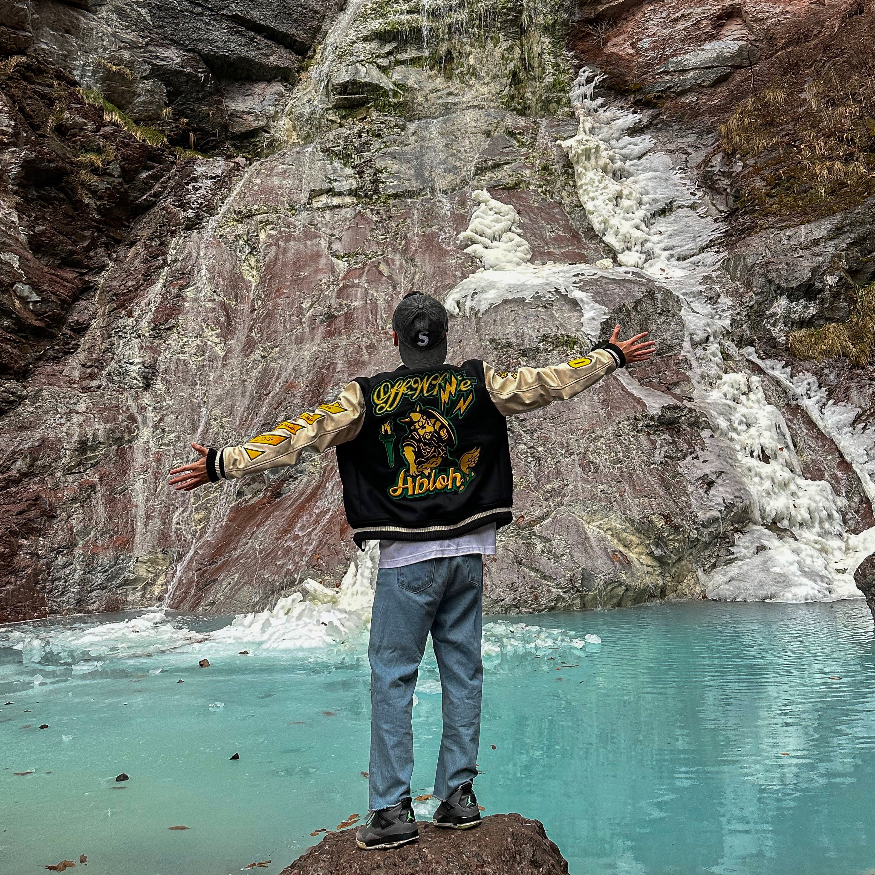 Off-White Graphics Leather Varsity Jacket Black Yellow, Jordan 4 Retro Green Glow 착용 스타일 - 3