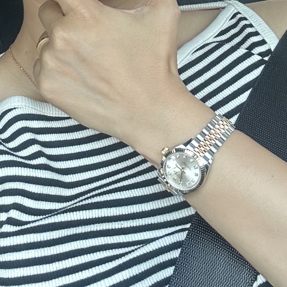 Rolex Lady-Datejust 28mm 279173 Silver Diamond-Set Jubilee, Cartier Love Wedding Band Yellow Gold 착용 스타일