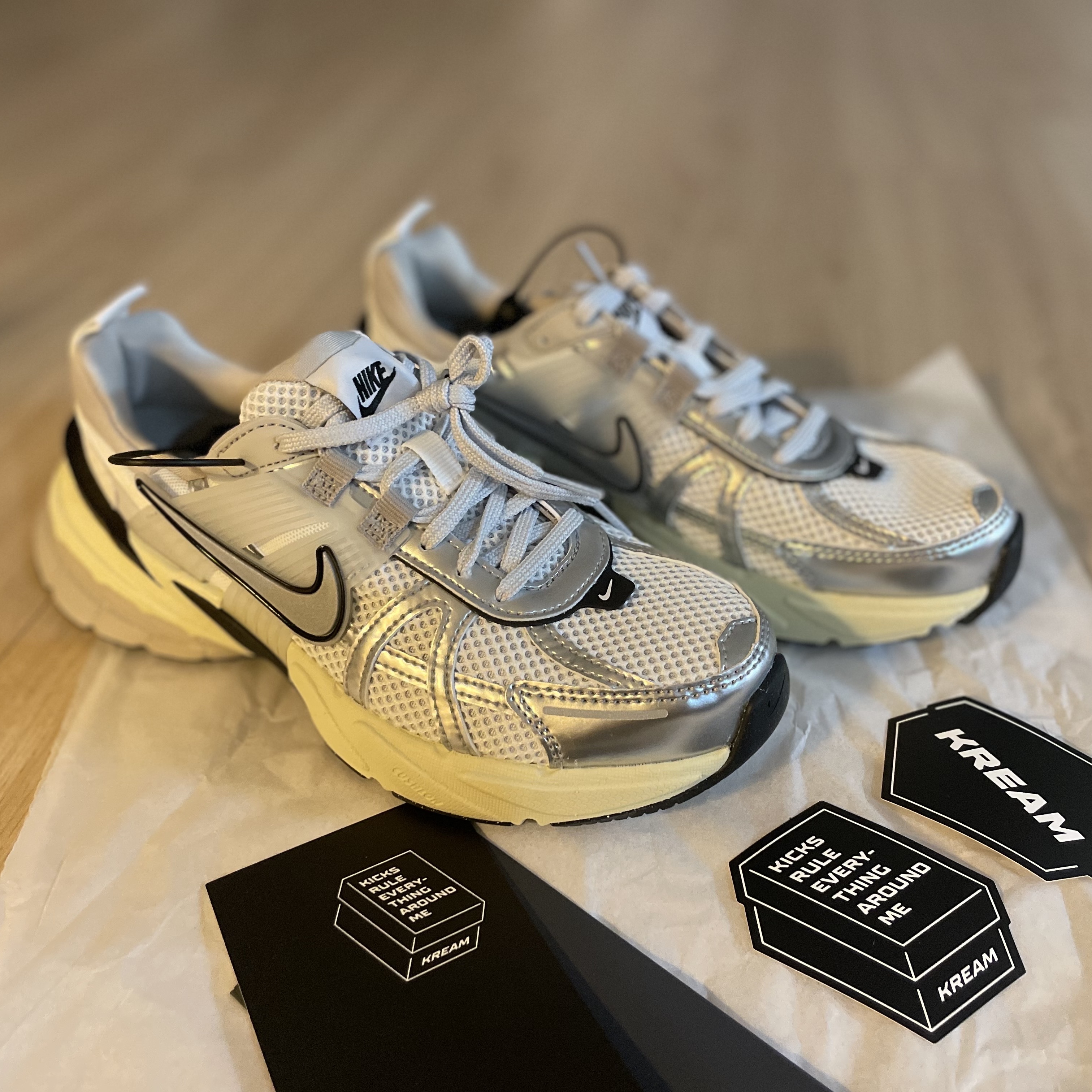 Nike V2K Run Summit White Metallic Silver 착용 스타일 - 1