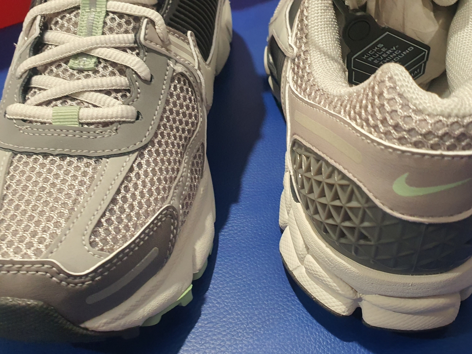 (W) Nike Zoom Vomero 5 Cobblestone and Flat Pewter 착용 스타일