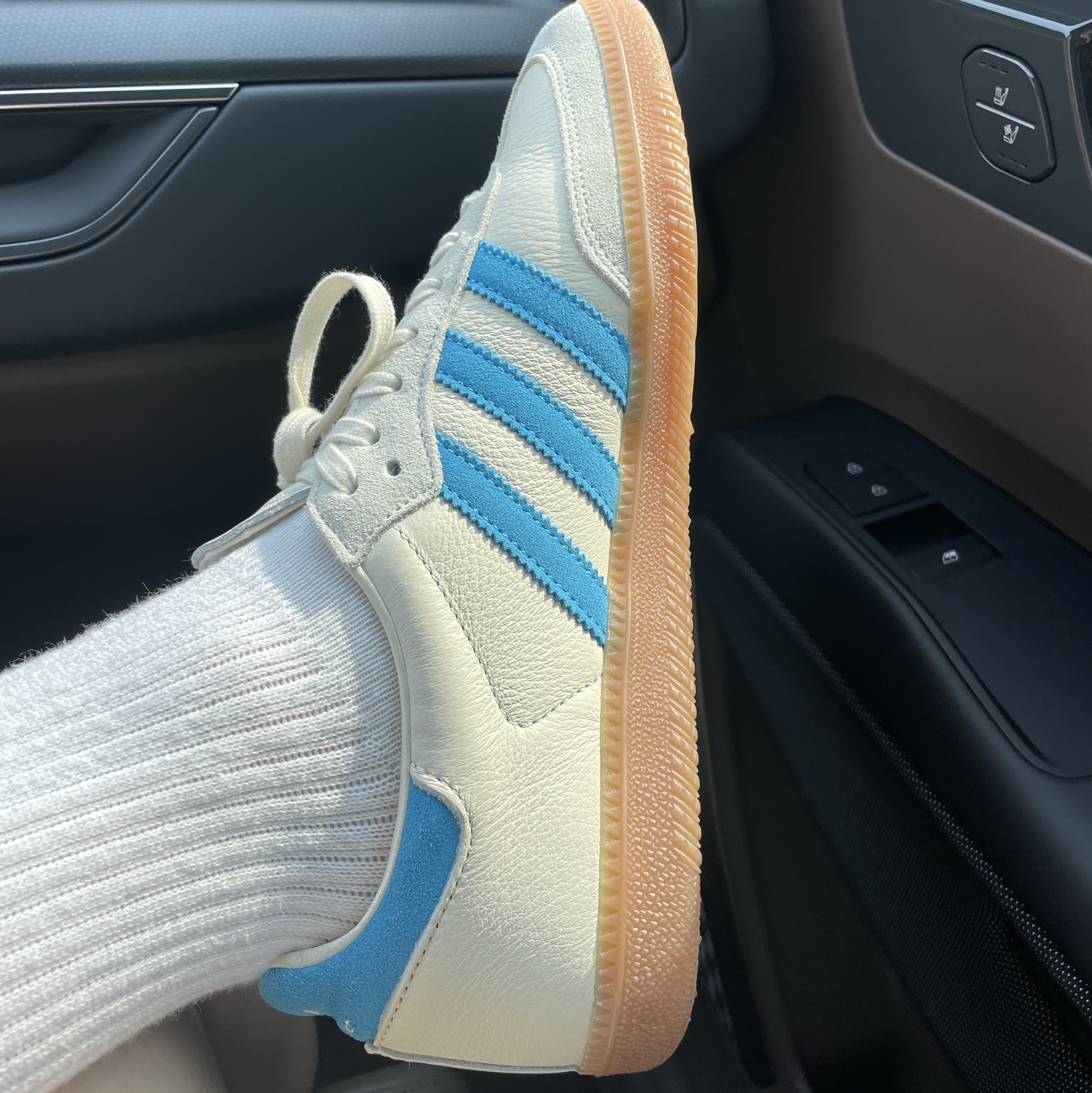 Adidas x Sporty & Rich Samba Cream Blue 착용 스타일 - 1