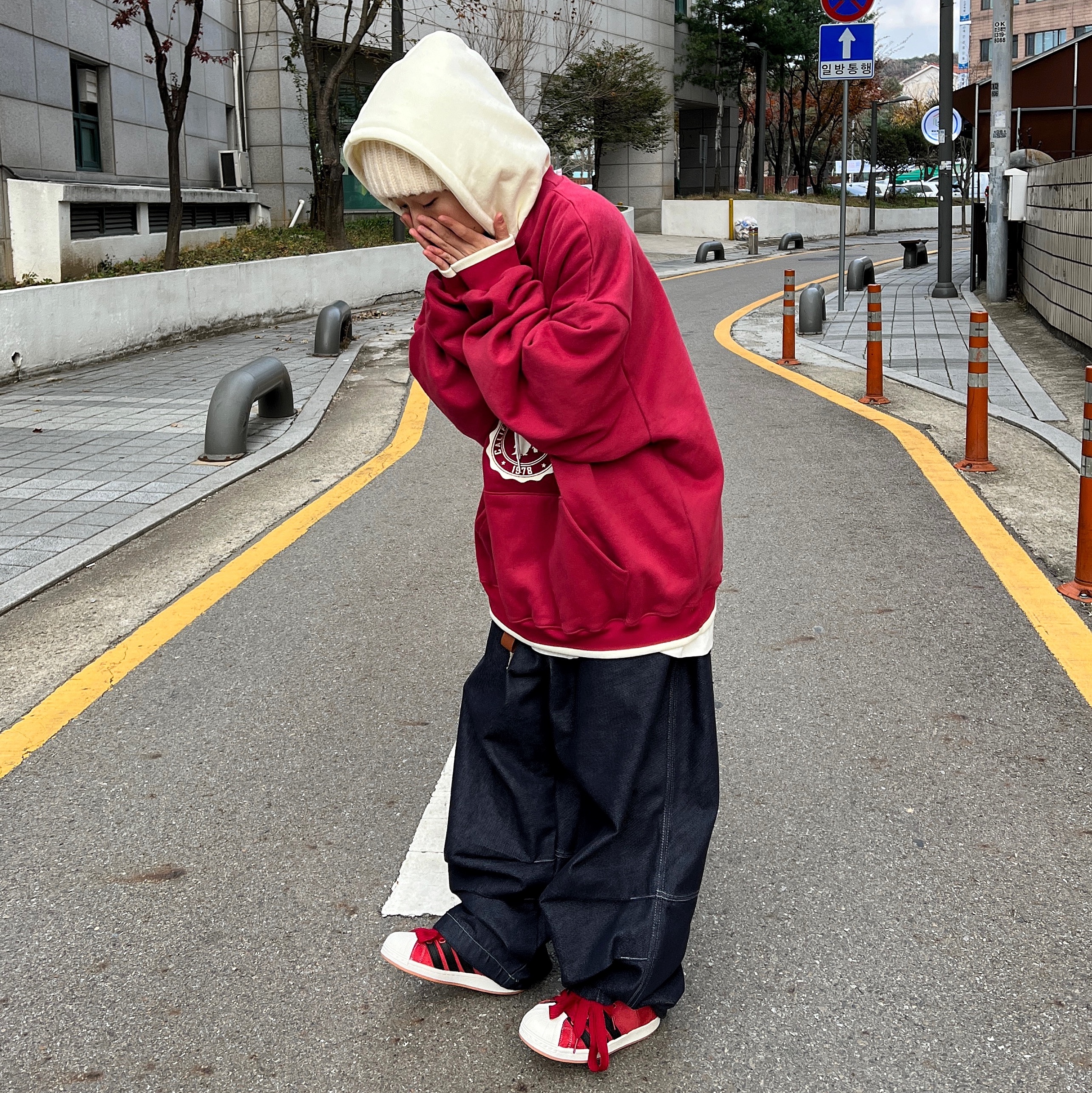 Adidas x YNuK Superstar Supermodified Power Red 착용 스타일 - 1