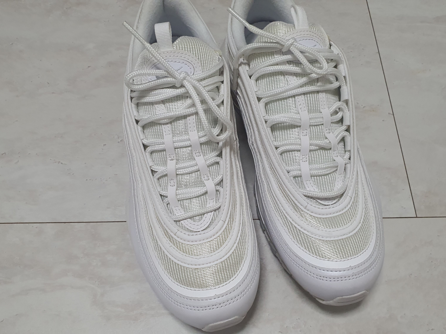 Nike Air Max 97 Triple White Wolf Grey 착용 스타일 - 1