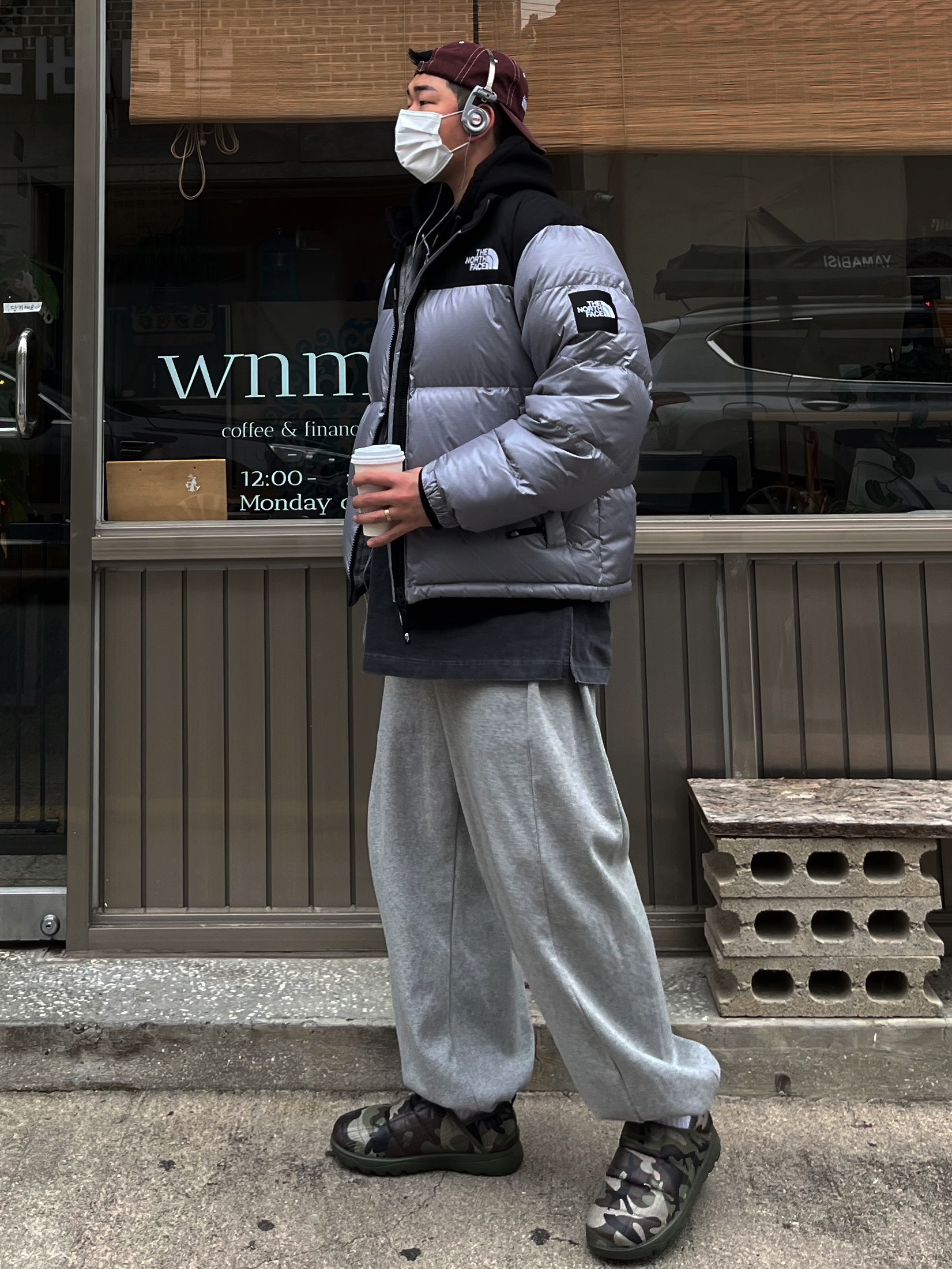 Supreme x Koss Portapro Headphones Silver - 23FW, The North Face White Label Novelty Nuptse Down Jacket Heather Gray 착용 스타일 - 1
