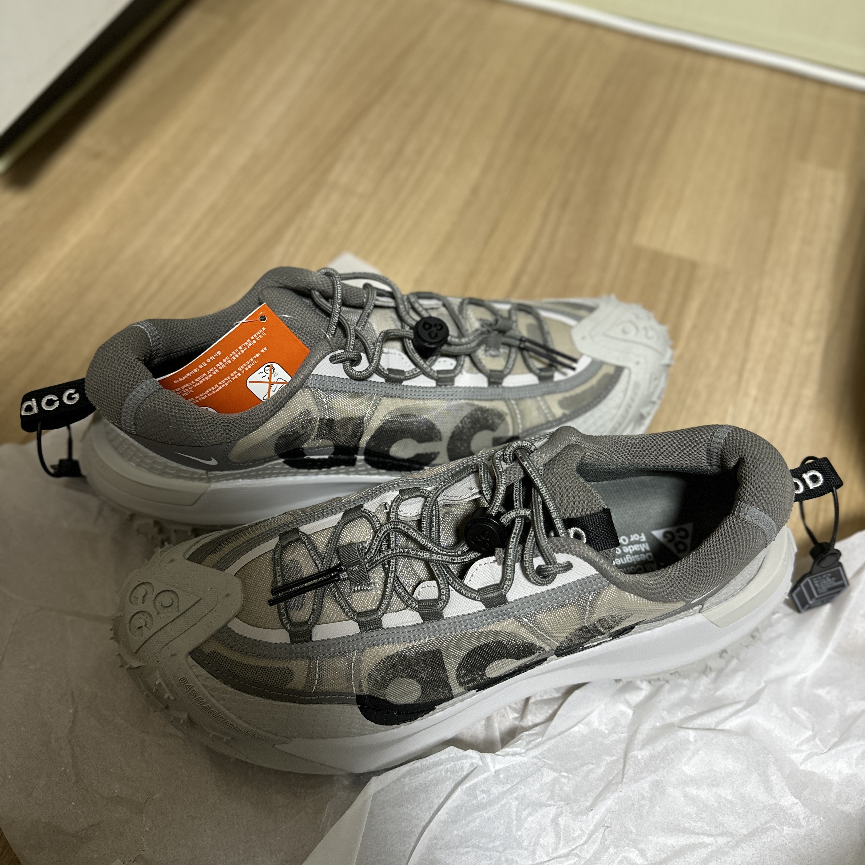 Nike ACG Mountain Fly 2 Low Light Iron Ore Black 착용 스타일