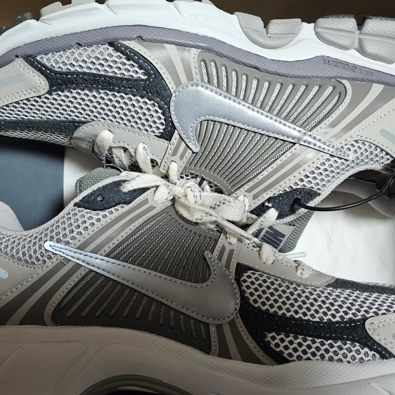 Nike Zoom Vomero 5 PRM Light Iron Ore and Flat Fewter 착용 스타일