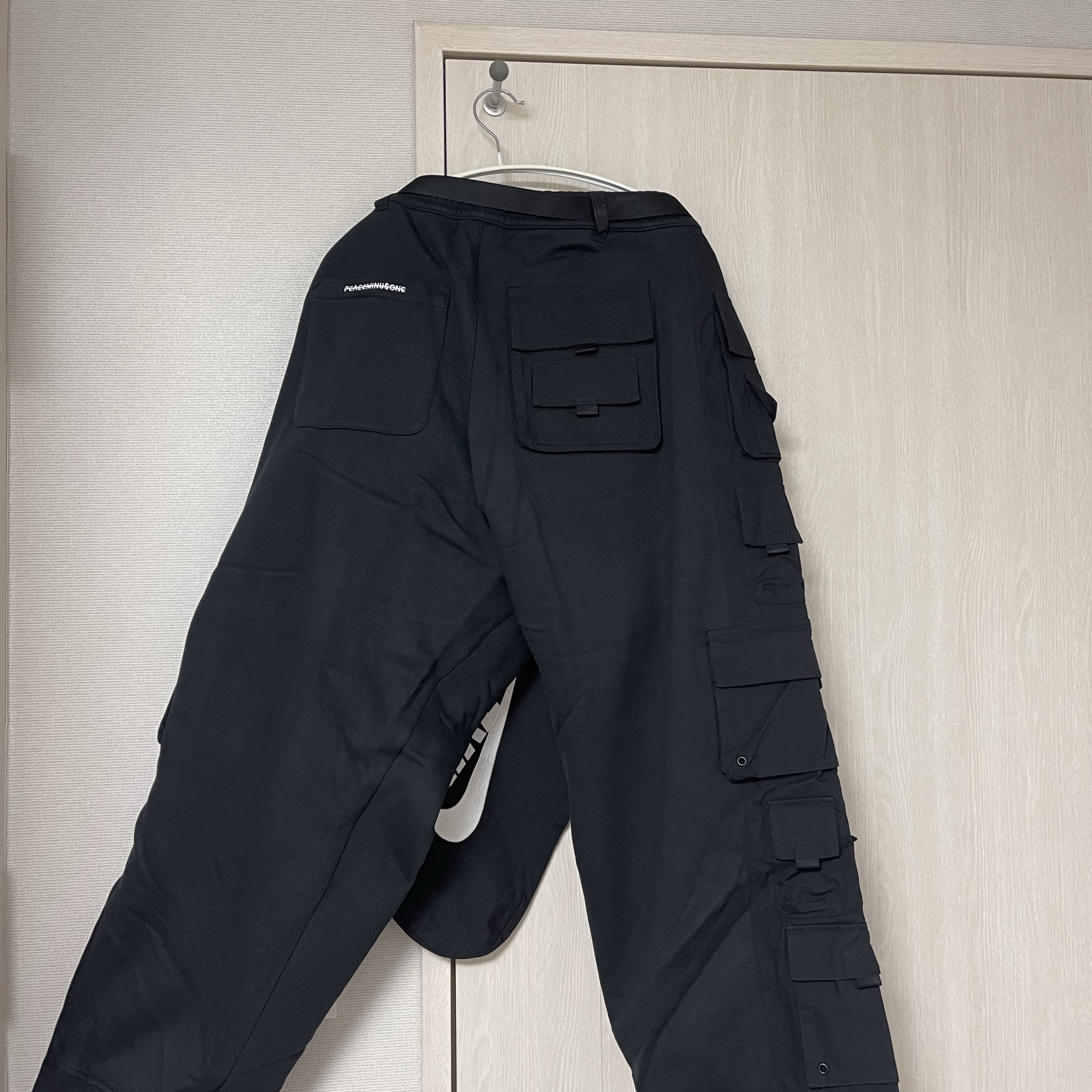 Nike x Peaceminusone Wide Pants Black (DR0096-010) 착용 스타일 - 1