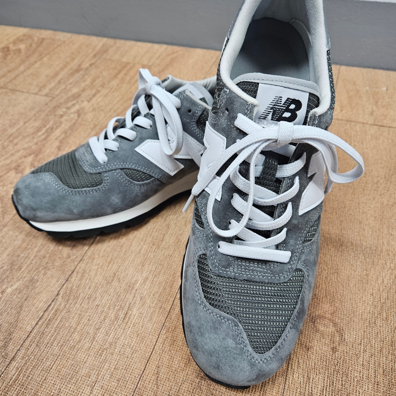 New Balance 990v1 Made in USA Grey White 착용 스타일