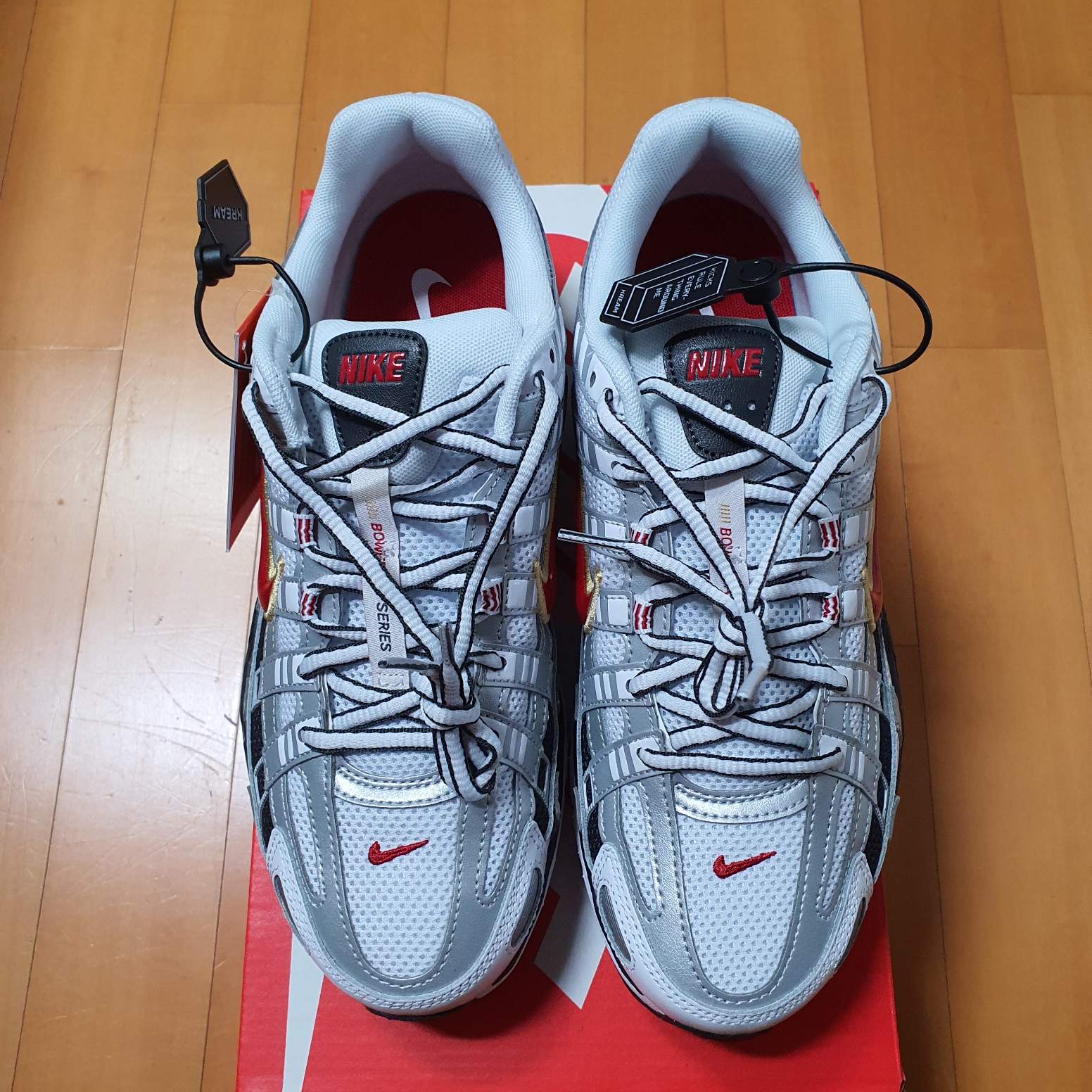 (W) Nike P-6000 Metallic Silver Red 착용 스타일