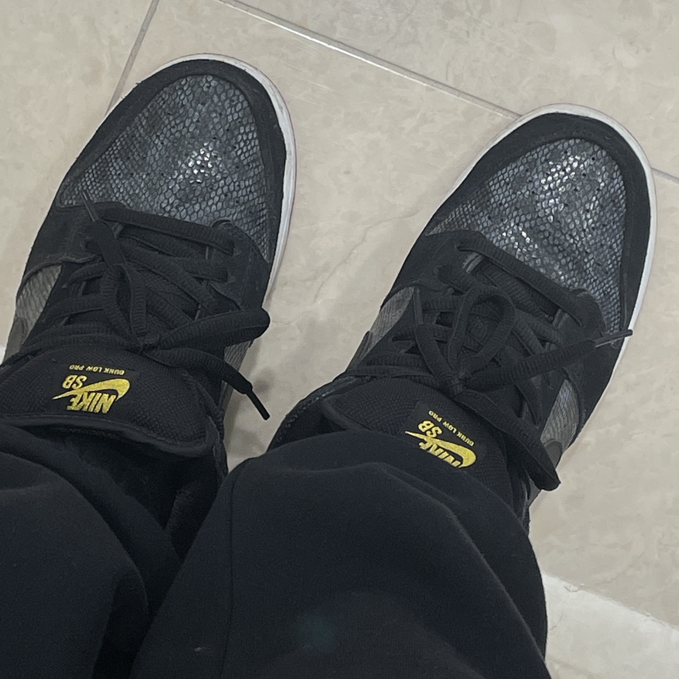 Nike Dunk Low Premium SB Snakeskin, Nike x Stussy NRG RA Washed Fleece Pants Black (DN4030-010) 착용 스타일