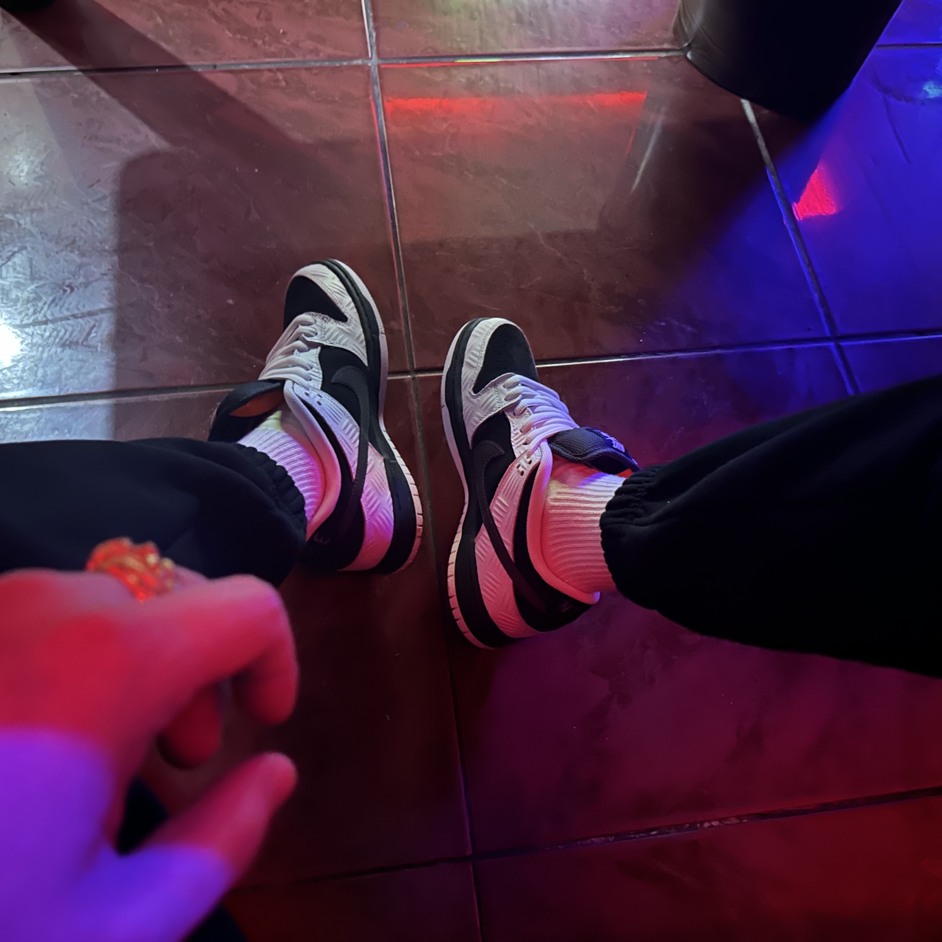 Nike x Tightbooth SB Dunk Low Pro Black and White 착용 스타일