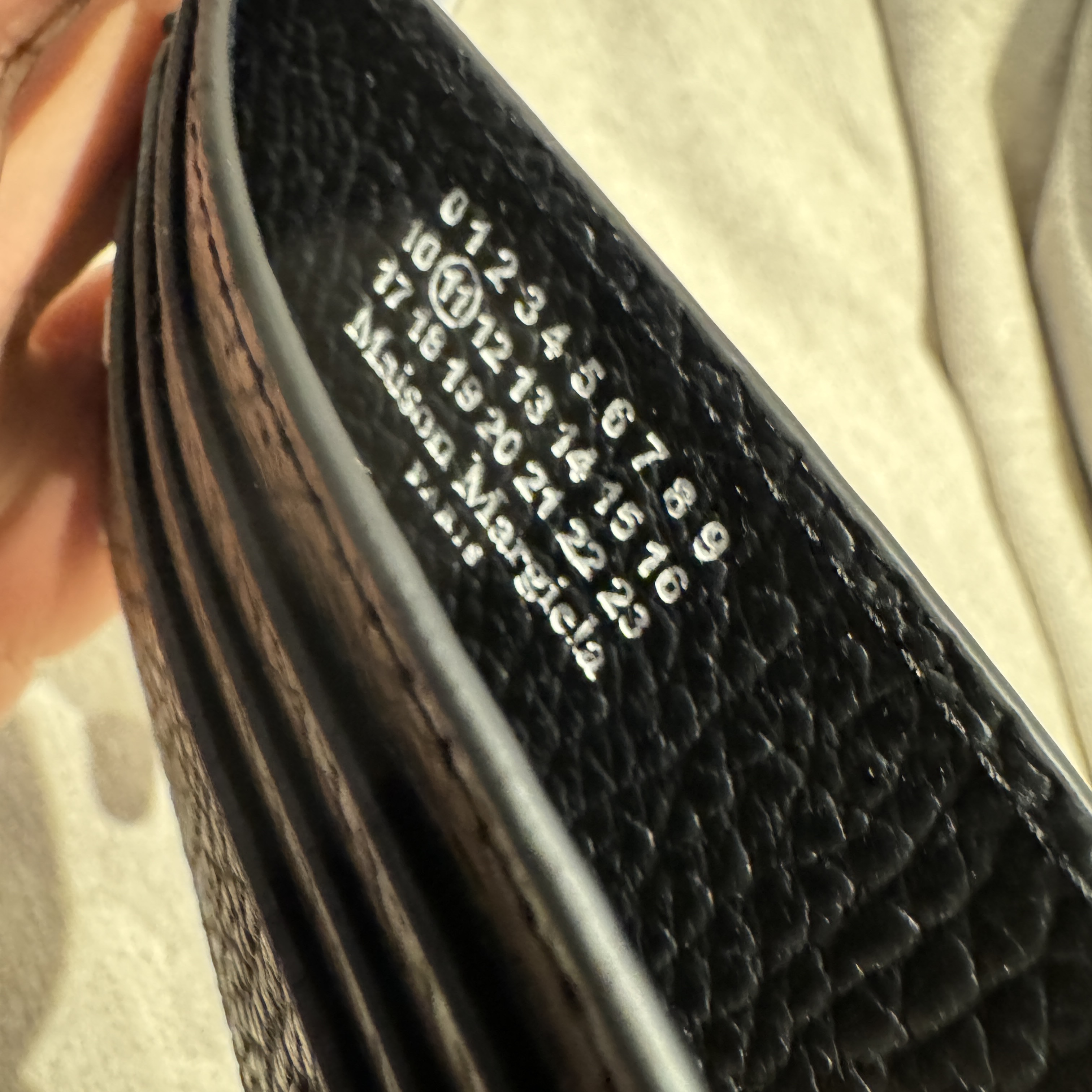 Maison Margiela Stitch Card Holder Black 착용 스타일 - 3