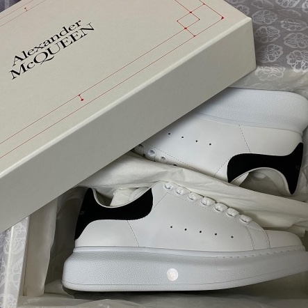 (W) Alexander McQueen Oversized Sneakers White Black 착용 스타일 - 2