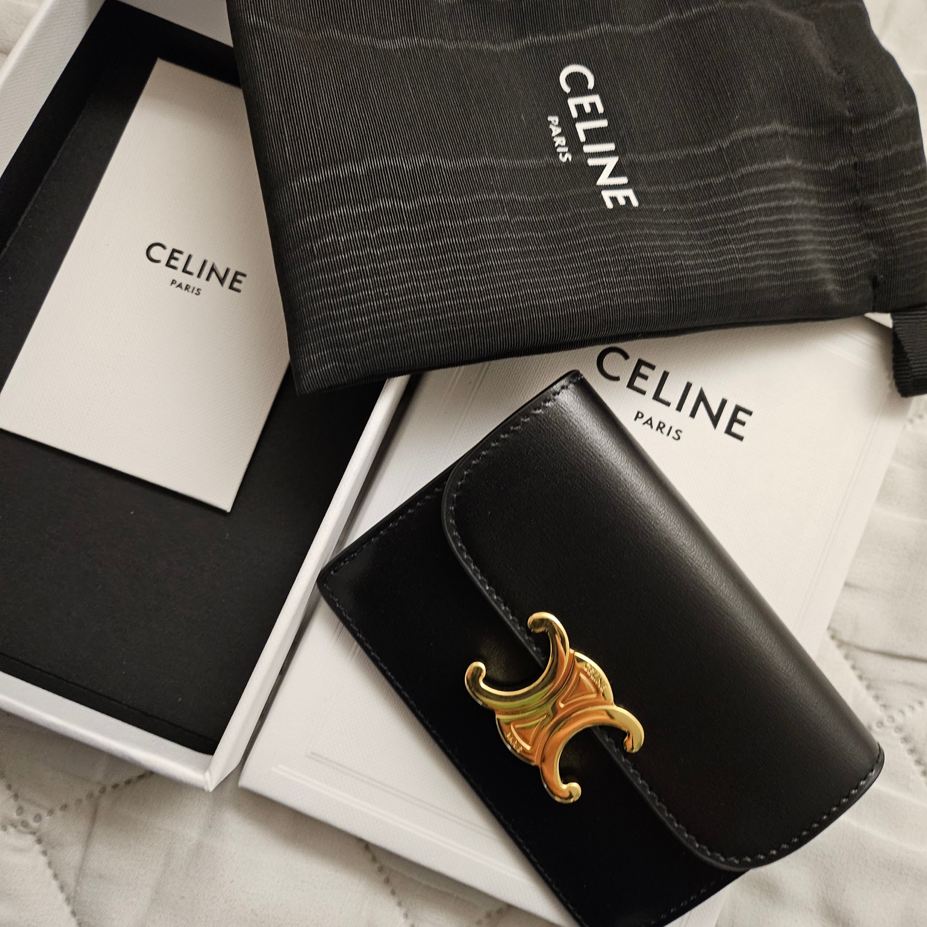 Celine Card Holder with Flap in Shiny Calfskin Black 착용 스타일